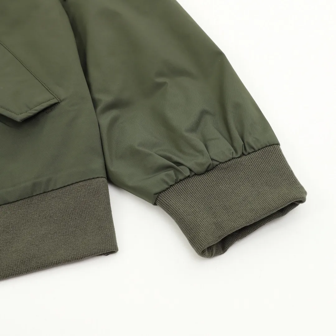 🅿️570 Balenciaga/Balenciaga patch bomber jacket. Customized dense-pore cold-pressed fiber nylon fabric and velvet cloud cotton sheet inside. Full texture, thick and solid. Every inch contains heavy warmth. It is based on pure black to support all edges. Slightly dropped shoulder silhouette to accommodate the body shape. Gilt lion emblem patch embellishments on the chest. It continues the identity identification function of the badge. It is a silent statement when worn on the body. The lining and filling design highlight the wrapping effect, cleverly integrating the warmth of cotton clothing with the aesthetics of life, leading the trend in the name of design! Size: XS-L