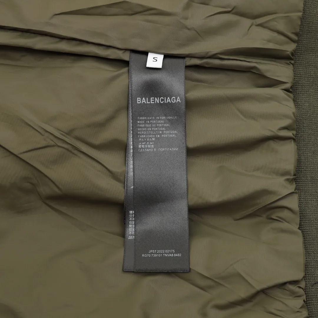 🅿️570 Balenciaga/Balenciaga patch bomber jacket. Customized dense-pore cold-pressed fiber nylon fabric and velvet cloud cotton sheet inside. Full texture, thick and solid. Every inch contains heavy warmth. It is based on pure black to support all edges. Slightly dropped shoulder silhouette to accommodate the body shape. Gilt lion emblem patch embellishments on the chest. It continues the identity identification function of the badge. It is a silent statement when worn on the body. The lining and filling design highlight the wrapping effect, cleverly integrating the warmth of cotton clothing with the aesthetics of life, leading the trend in the name of design! Size: XS-L
