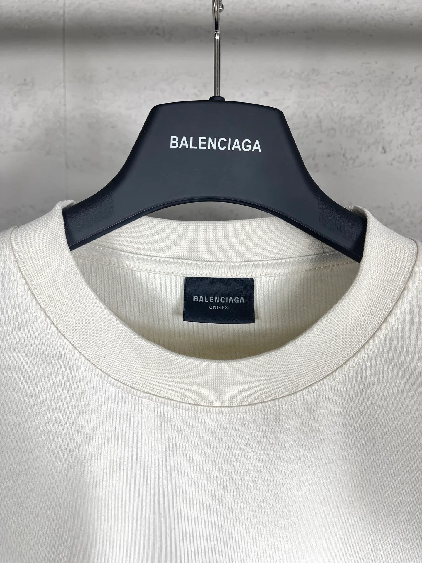 🅿️170 real photos [Top version. Official website quality] BALENCI*GA/Paris. 2024 new classic letter LOGO printed graffiti short-sleeved T-shirt. Brick cabinets are synchronized. Genuine products are developed at the first time. All fabric colors are available. Printed Y boards are customized. Enjoy printing and comparison! The fabric is made of Paris ZP custom-woven and dyed cotton double yarn. Weighing 260 grams, the cloth surface is clean. The cloth pattern is clear, soft and comfortable. The threads are dyed with no color difference. The classic LOGO uses environmentally friendly imported materials to print graffiti, and the dot direct spray process creates a three-dimensional effect. Restore brick cabinets, adopt OS loose shoulder style. Same style for men and women. Code: BL223332 Color: black and blue, off-white, size: XS to L
