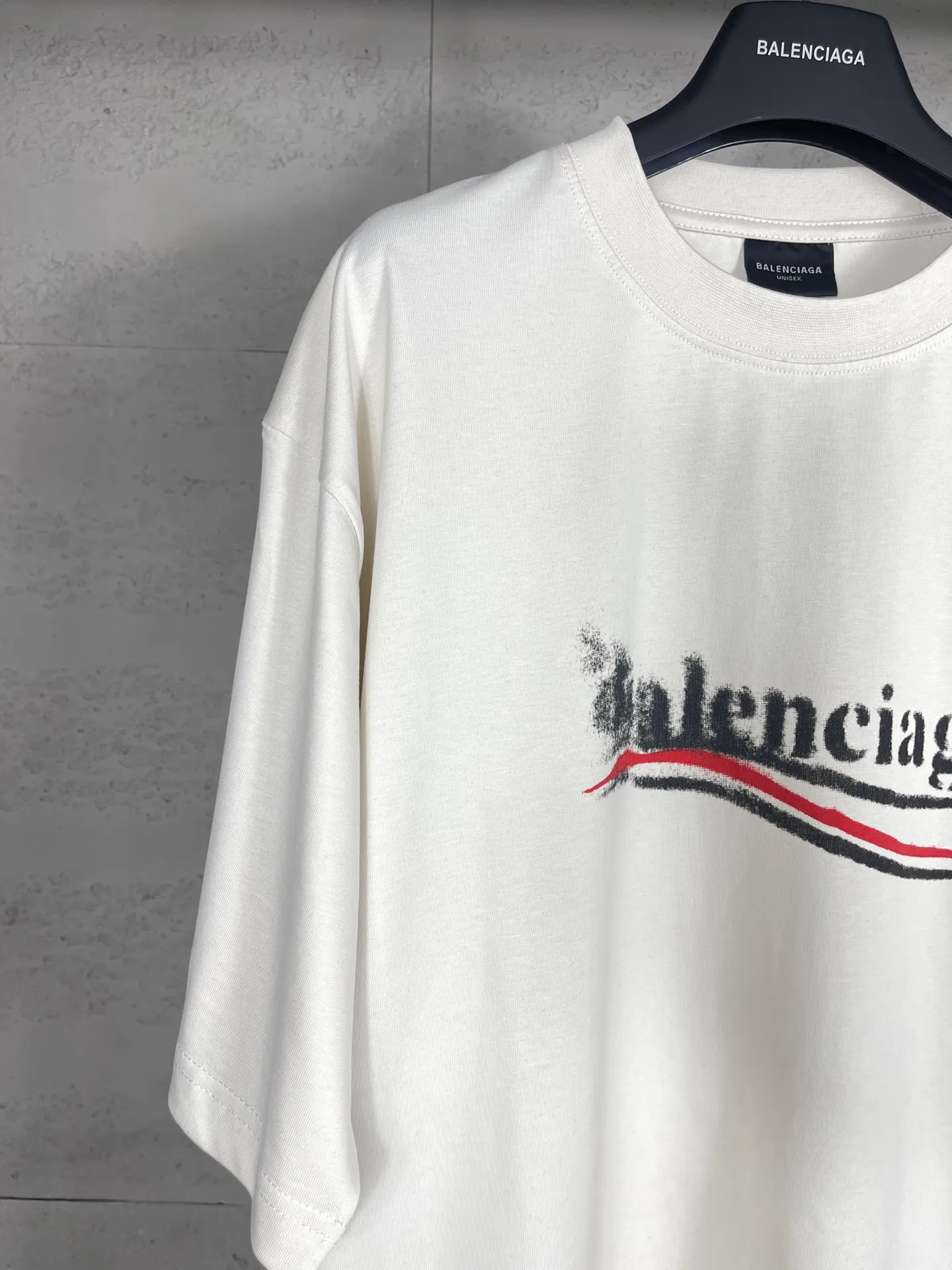 🅿️170 real photos [Top version. Official website quality] BALENCI*GA/Paris. 2024 new classic letter LOGO printed graffiti short-sleeved T-shirt. Brick cabinets are synchronized. Genuine products are developed at the first time. All fabric colors are available. Printed Y boards are customized. Enjoy printing and comparison! The fabric is made of Paris ZP custom-woven and dyed cotton double yarn. Weighing 260 grams, the cloth surface is clean. The cloth pattern is clear, soft and comfortable. The threads are dyed with no color difference. The classic LOGO uses environmentally friendly imported materials to print graffiti, and the dot direct spray process creates a three-dimensional effect. Restore brick cabinets, adopt OS loose shoulder style. Same style for men and women. Code: BL223332 Color: black and blue, off-white, size: XS to L