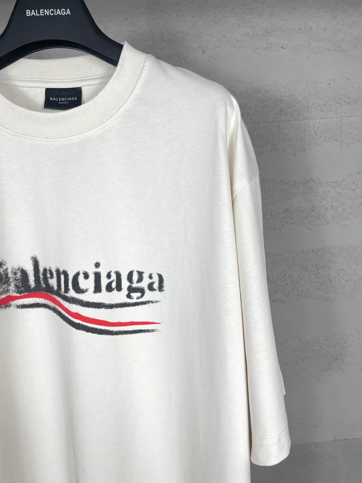 🅿️170 real photos [Top version. Official website quality] BALENCI*GA/Paris. 2024 new classic letter LOGO printed graffiti short-sleeved T-shirt. Brick cabinets are synchronized. Genuine products are developed at the first time. All fabric colors are available. Printed Y boards are customized. Enjoy printing and comparison! The fabric is made of Paris ZP custom-woven and dyed cotton double yarn. Weighing 260 grams, the cloth surface is clean. The cloth pattern is clear, soft and comfortable. The threads are dyed with no color difference. The classic LOGO uses environmentally friendly imported materials to print graffiti, and the dot direct spray process creates a three-dimensional effect. Restore brick cabinets, adopt OS loose shoulder style. Same style for men and women. Code: BL223332 Color: black and blue, off-white, size: XS to L