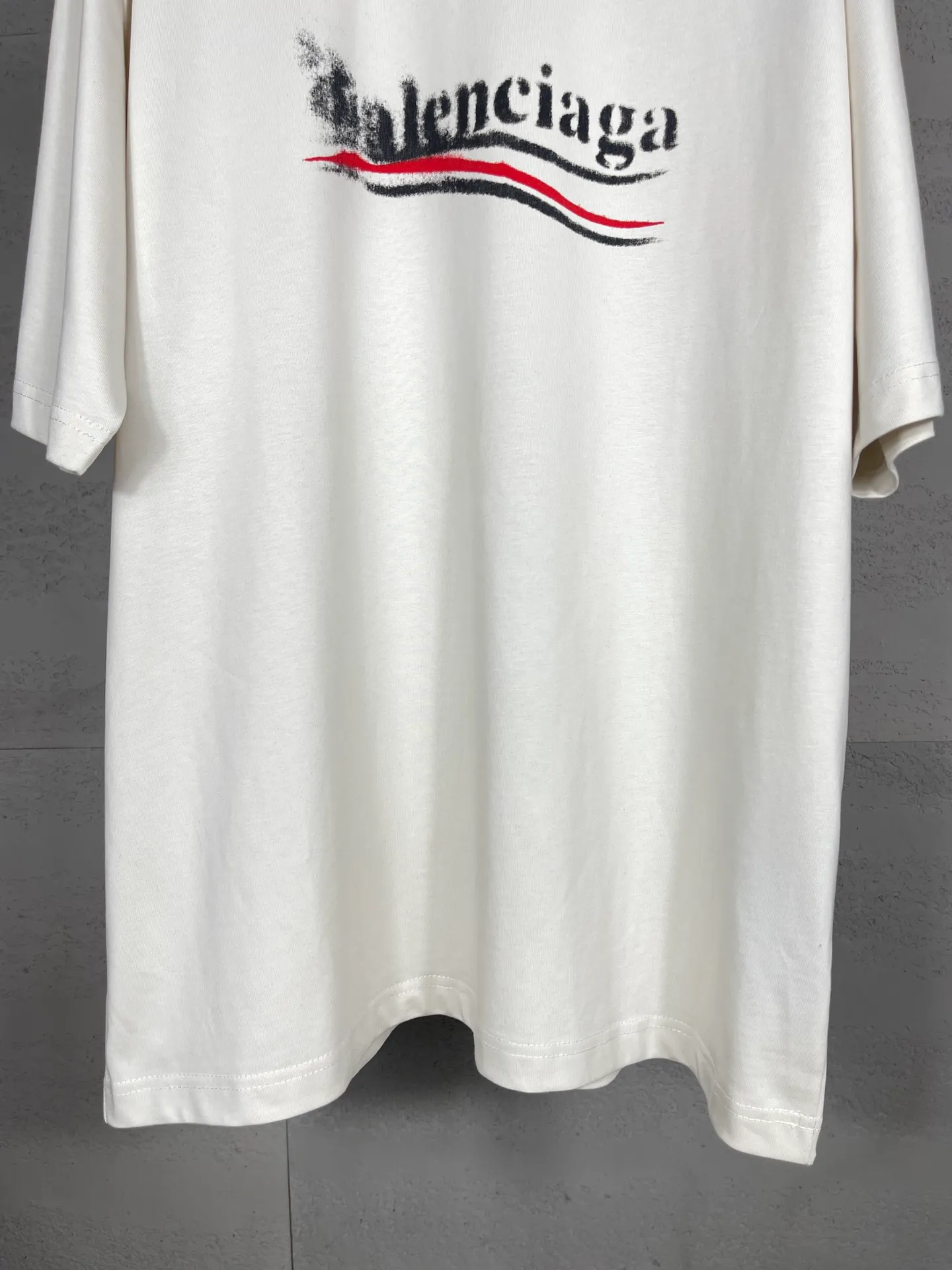 🅿️170 real photos [Top version. Official website quality] BALENCI*GA/Paris. 2024 new classic letter LOGO printed graffiti short-sleeved T-shirt. Brick cabinets are synchronized. Genuine products are developed at the first time. All fabric colors are available. Printed Y boards are customized. Enjoy printing and comparison! The fabric is made of Paris ZP custom-woven and dyed cotton double yarn. Weighing 260 grams, the cloth surface is clean. The cloth pattern is clear, soft and comfortable. The threads are dyed with no color difference. The classic LOGO uses environmentally friendly imported materials to print graffiti, and the dot direct spray process creates a three-dimensional effect. Restore brick cabinets, adopt OS loose shoulder style. Same style for men and women. Code: BL223332 Color: black and blue, off-white, size: XS to L
