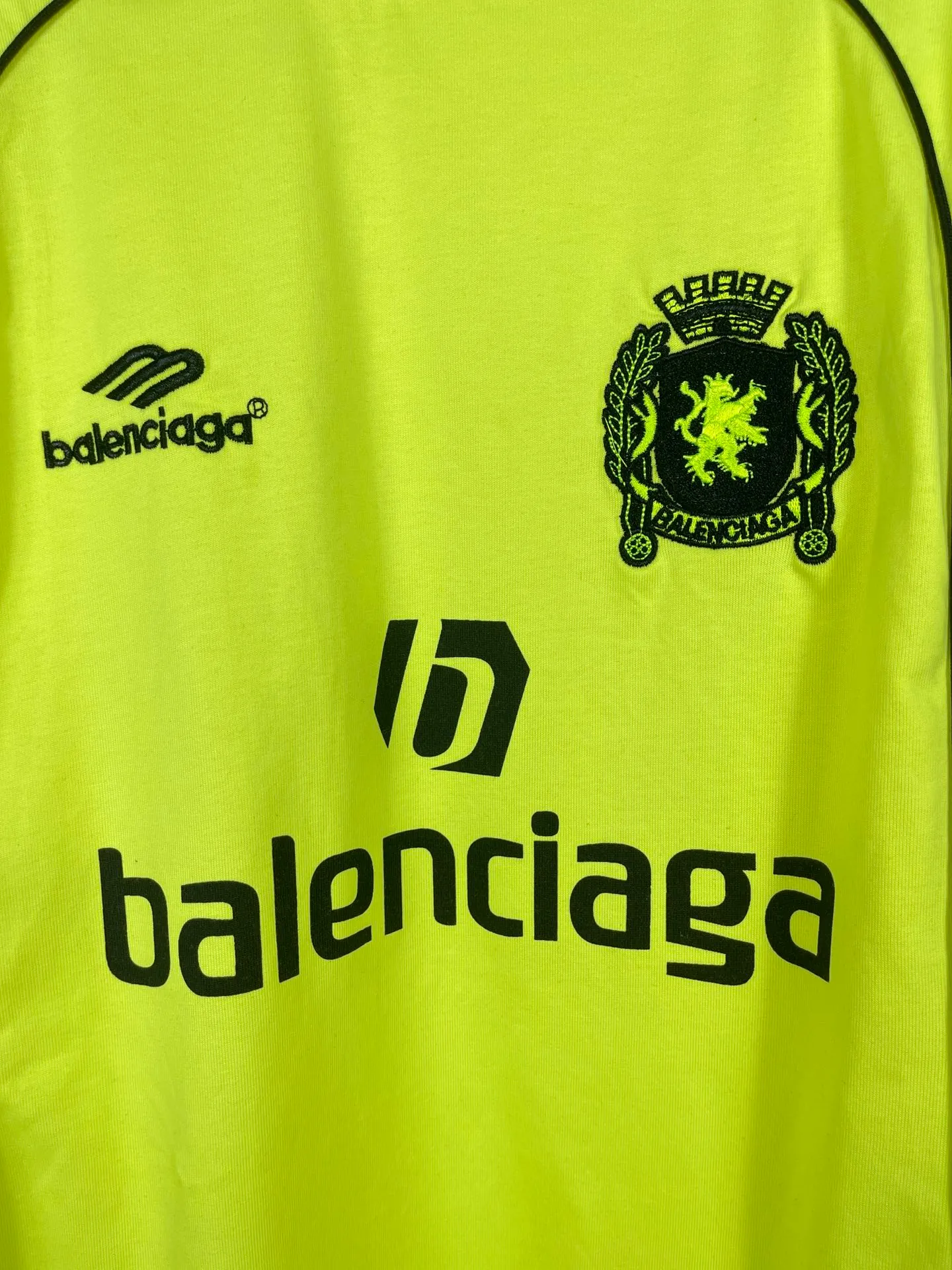 🅿️300 real photos [Top version. Official website quality] BALENCI*GA/Paris new model. Co-branded football sportswear LOGO embroidered printed long-sleeved T-shirt # The whole piece of clothing is stitched with multiple stitching edges. The craftsmanship is extremely complex and the market currency is very different. Welcome to compare 🆚. The fabric is made of Paris ZP custom-woven and dyed cotton double yarn. Weighing 260 grams, the cloth surface is clean. The cloth pattern is clear, soft and comfortable. The threads are dyed with no color difference. The classic pattern embroidery is embroidered by Tajima imported embroidery machine, and the printing uses imported glue. The letters are clear, three-dimensional and without burrs. Jubie market produces pictures based on pictures. Welcome to compare. The version adopts OS loose shoulder design. Same style for men and women. Code: BL225036 Color: black, white, pink, red, fluorescent yellow Size: XS S M L