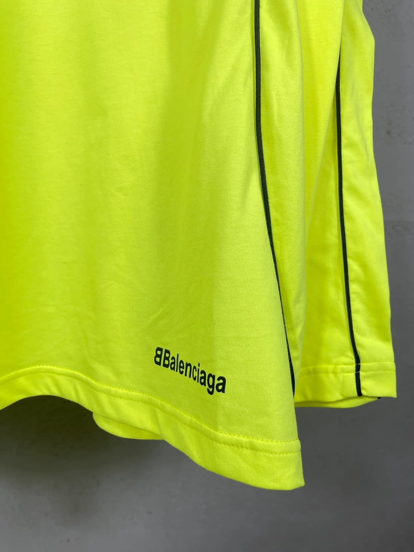 🅿️300 real photos [Top version. Official website quality] BALENCI*GA/Paris new model. Co-branded football sportswear LOGO embroidered printed long-sleeved T-shirt # The whole piece of clothing is stitched with multiple stitching edges. The craftsmanship is extremely complex and the market currency is very different. Welcome to compare 🆚. The fabric is made of Paris ZP custom-woven and dyed cotton double yarn. Weighing 260 grams, the cloth surface is clean. The cloth pattern is clear, soft and comfortable. The threads are dyed with no color difference. The classic pattern embroidery is embroidered by Tajima imported embroidery machine, and the printing uses imported glue. The letters are clear, three-dimensional and without burrs. Jubie market produces pictures based on pictures. Welcome to compare. The version adopts OS loose shoulder design. Same style for men and women. Code: BL225036 Color: black, white, pink, red, fluorescent yellow Size: XS S M L