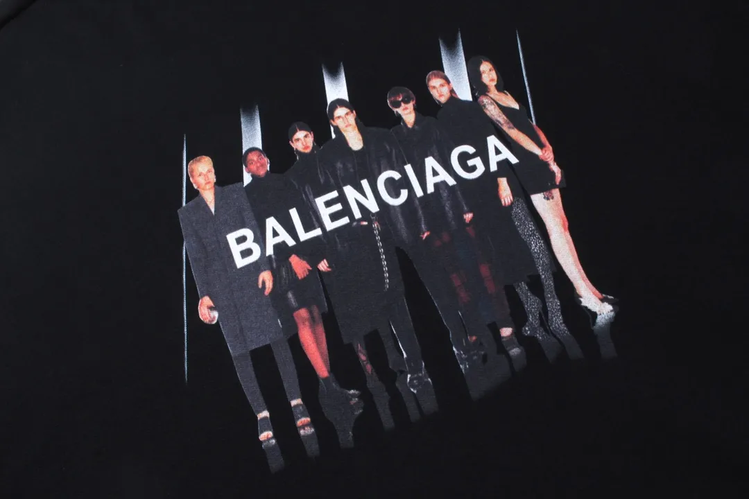 🅿️310 Detailed picture [Top version. Official website quality] BALENCI*GA/Paris. Classic model. 22SS#BALENCI*GA# Portrait band direct-printed hooded sweatshirt. Brick cabinet synchronization. The fabric is made of Paris ZP custom-woven and dyed cotton sweatshirt. The weight is 450 grams, the cloth surface is clean. The cloth pattern is clear, soft and comfortable. The threads are woven and dyed with no color difference. The classic pattern is printed with Kornit direct-injection printing, which has no hand feel and a three-dimensional effect, restoring the brick cabinet. The version adopts the OS loose shoulder version. Same style for men and women. Code: BL238055 Color: Black. White. Medium gray Size: XS S M L