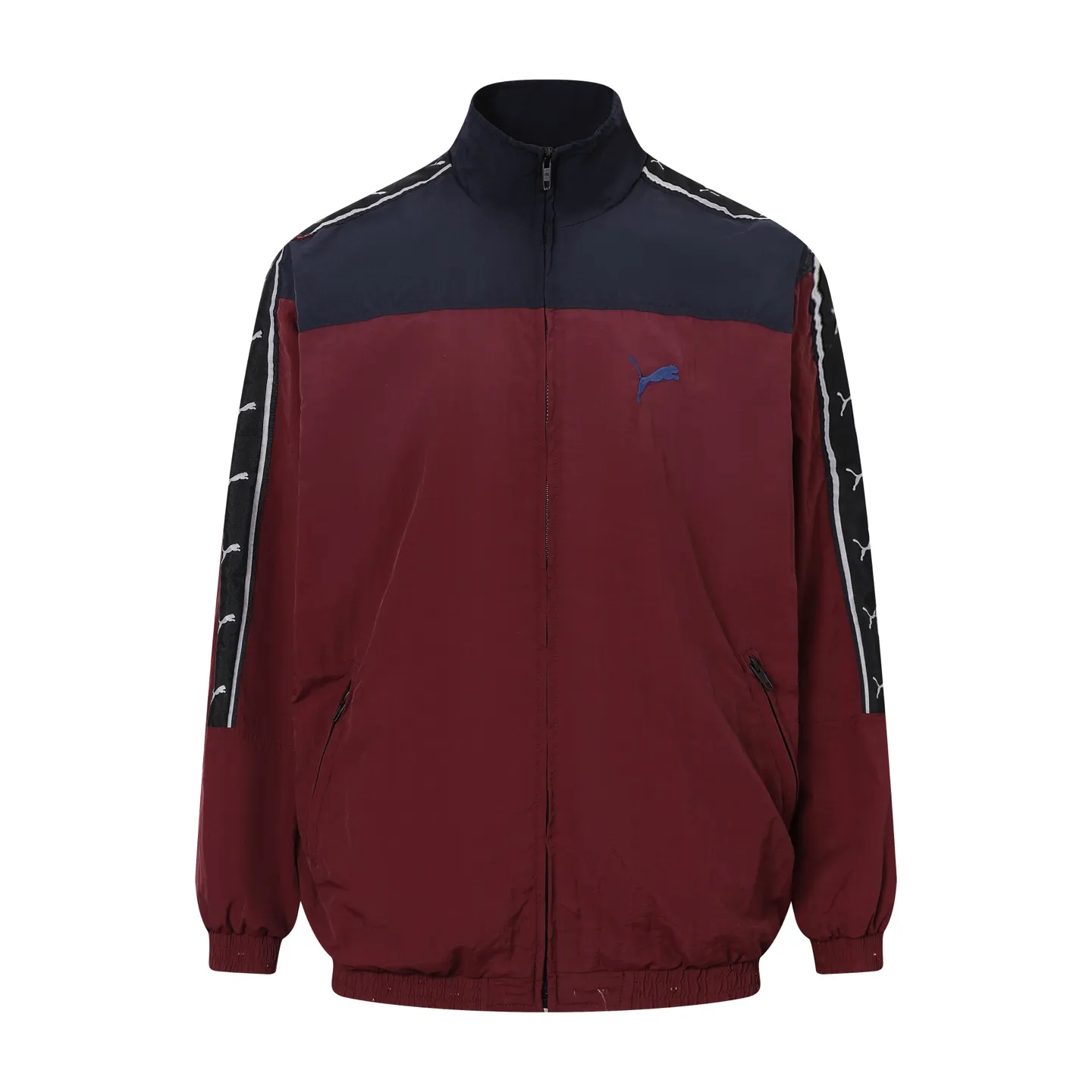🅿️620 [Exclusive supply] BLCG x PUMA joint splicing distressed jacket. The surface of the fabric is made of polyester fiber sports fabric. This fabric is wear-resistant and washable, and is not easy to wrinkle in daily wear. The burgundy and navy blue splicing highlights the visual layering. The interior is made of cotton blended knitted fabric, making the upper body more skin-friendly and breathable. The navy blue splicing part adopts water-washed spray-on process. The main purpose of this process is to produce partial fading and natural distressing effect on the fabric through chemical action. The whole body is positioned to be hand-worn in design, which is very time-consuming and labor-intensive. The chest embroidery uses an imported Behringer embroidery machine, and uses matte lines to give the embroidery a more high-end texture. The classic string label on the side has a minimum order of 1,000 meters, custom-made engraved hardware zippers, and customized co-branded collar label accessories. Size:XS-S-M-L