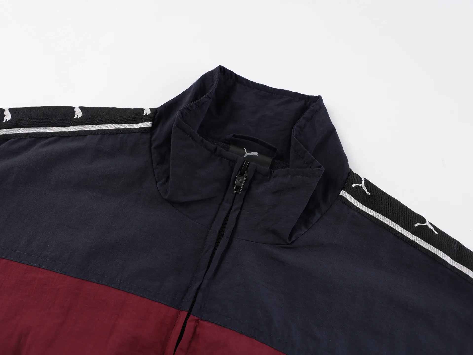 🅿️620 [Exclusive supply] BLCG x PUMA joint splicing distressed jacket. The surface of the fabric is made of polyester fiber sports fabric. This fabric is wear-resistant and washable, and is not easy to wrinkle in daily wear. The burgundy and navy blue splicing highlights the visual layering. The interior is made of cotton blended knitted fabric, making the upper body more skin-friendly and breathable. The navy blue splicing part adopts water-washed spray-on process. The main purpose of this process is to produce partial fading and natural distressing effect on the fabric through chemical action. The whole body is positioned to be hand-worn in design, which is very time-consuming and labor-intensive. The chest embroidery uses an imported Behringer embroidery machine, and uses matte lines to give the embroidery a more high-end texture. The classic string label on the side has a minimum order of 1,000 meters, custom-made engraved hardware zippers, and customized co-branded collar label accessories. Size:XS-S-M-L