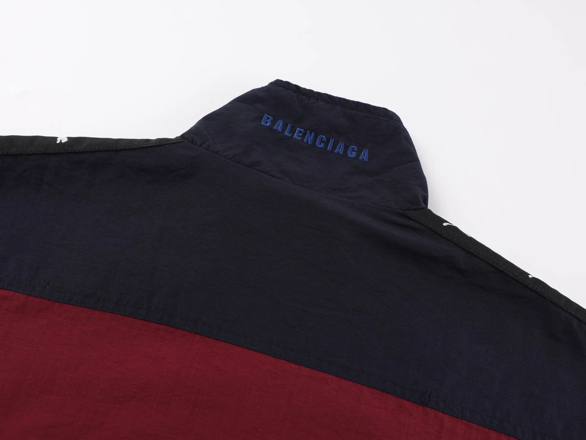 🅿️620 [Exclusive supply] BLCG x PUMA joint splicing distressed jacket. The surface of the fabric is made of polyester fiber sports fabric. This fabric is wear-resistant and washable, and is not easy to wrinkle in daily wear. The burgundy and navy blue splicing highlights the visual layering. The interior is made of cotton blended knitted fabric, making the upper body more skin-friendly and breathable. The navy blue splicing part adopts water-washed spray-on process. The main purpose of this process is to produce partial fading and natural distressing effect on the fabric through chemical action. The whole body is positioned to be hand-worn in design, which is very time-consuming and labor-intensive. The chest embroidery uses an imported Behringer embroidery machine, and uses matte lines to give the embroidery a more high-end texture. The classic string label on the side has a minimum order of 1,000 meters, custom-made engraved hardware zippers, and customized co-branded collar label accessories. Size:XS-S-M-L