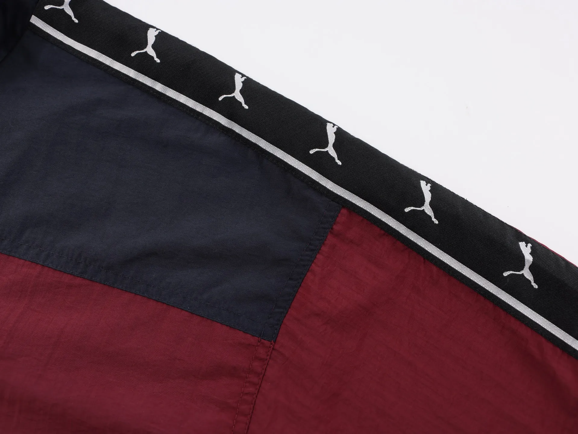 🅿️620 [Exclusive supply] BLCG x PUMA joint splicing distressed jacket. The surface of the fabric is made of polyester fiber sports fabric. This fabric is wear-resistant and washable, and is not easy to wrinkle in daily wear. The burgundy and navy blue splicing highlights the visual layering. The interior is made of cotton blended knitted fabric, making the upper body more skin-friendly and breathable. The navy blue splicing part adopts water-washed spray-on process. The main purpose of this process is to produce partial fading and natural distressing effect on the fabric through chemical action. The whole body is positioned to be hand-worn in design, which is very time-consuming and labor-intensive. The chest embroidery uses an imported Behringer embroidery machine, and uses matte lines to give the embroidery a more high-end texture. The classic string label on the side has a minimum order of 1,000 meters, custom-made engraved hardware zippers, and customized co-branded collar label accessories. Size:XS-S-M-L