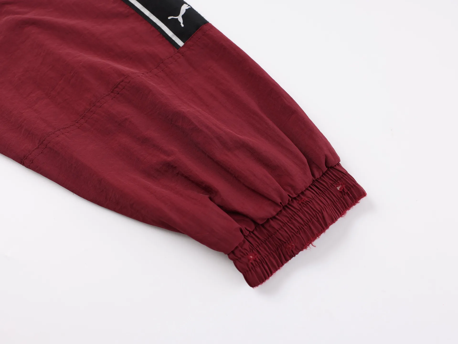 🅿️620 [Exclusive supply] BLCG x PUMA joint splicing distressed jacket. The surface of the fabric is made of polyester fiber sports fabric. This fabric is wear-resistant and washable, and is not easy to wrinkle in daily wear. The burgundy and navy blue splicing highlights the visual layering. The interior is made of cotton blended knitted fabric, making the upper body more skin-friendly and breathable. The navy blue splicing part adopts water-washed spray-on process. The main purpose of this process is to produce partial fading and natural distressing effect on the fabric through chemical action. The whole body is positioned to be hand-worn in design, which is very time-consuming and labor-intensive. The chest embroidery uses an imported Behringer embroidery machine, and uses matte lines to give the embroidery a more high-end texture. The classic string label on the side has a minimum order of 1,000 meters, custom-made engraved hardware zippers, and customized co-branded collar label accessories. Size:XS-S-M-L