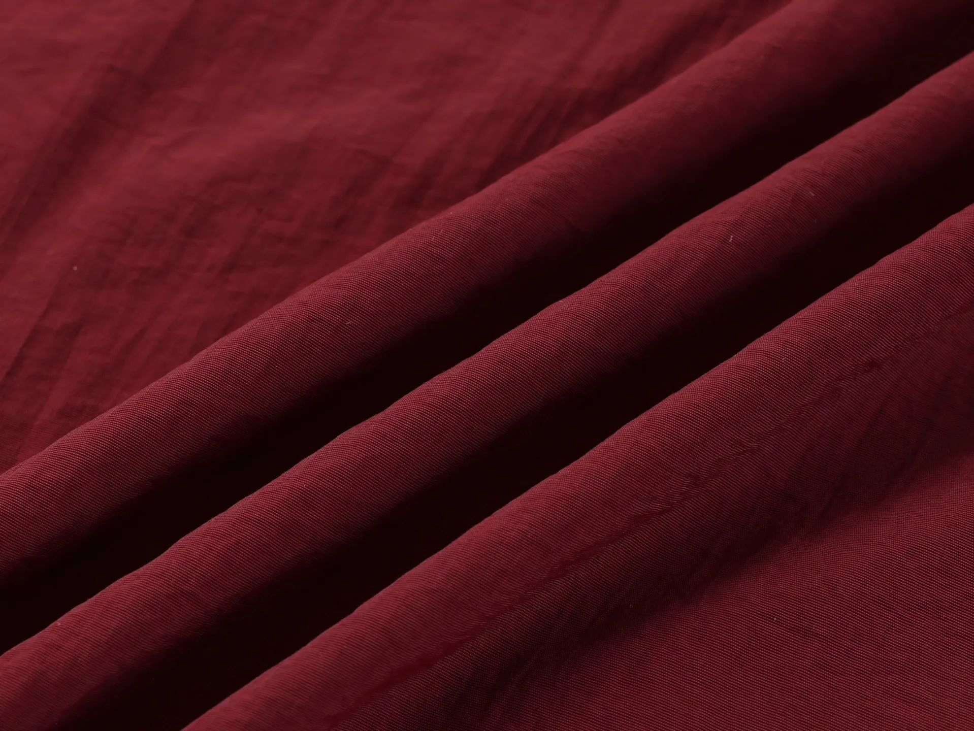 🅿️620 [Exclusive supply] BLCG x PUMA joint splicing distressed jacket. The surface of the fabric is made of polyester fiber sports fabric. This fabric is wear-resistant and washable, and is not easy to wrinkle in daily wear. The burgundy and navy blue splicing highlights the visual layering. The interior is made of cotton blended knitted fabric, making the upper body more skin-friendly and breathable. The navy blue splicing part adopts water-washed spray-on process. The main purpose of this process is to produce partial fading and natural distressing effect on the fabric through chemical action. The whole body is positioned to be hand-worn in design, which is very time-consuming and labor-intensive. The chest embroidery uses an imported Behringer embroidery machine, and uses matte lines to give the embroidery a more high-end texture. The classic string label on the side has a minimum order of 1,000 meters, custom-made engraved hardware zippers, and customized co-branded collar label accessories. Size:XS-S-M-L