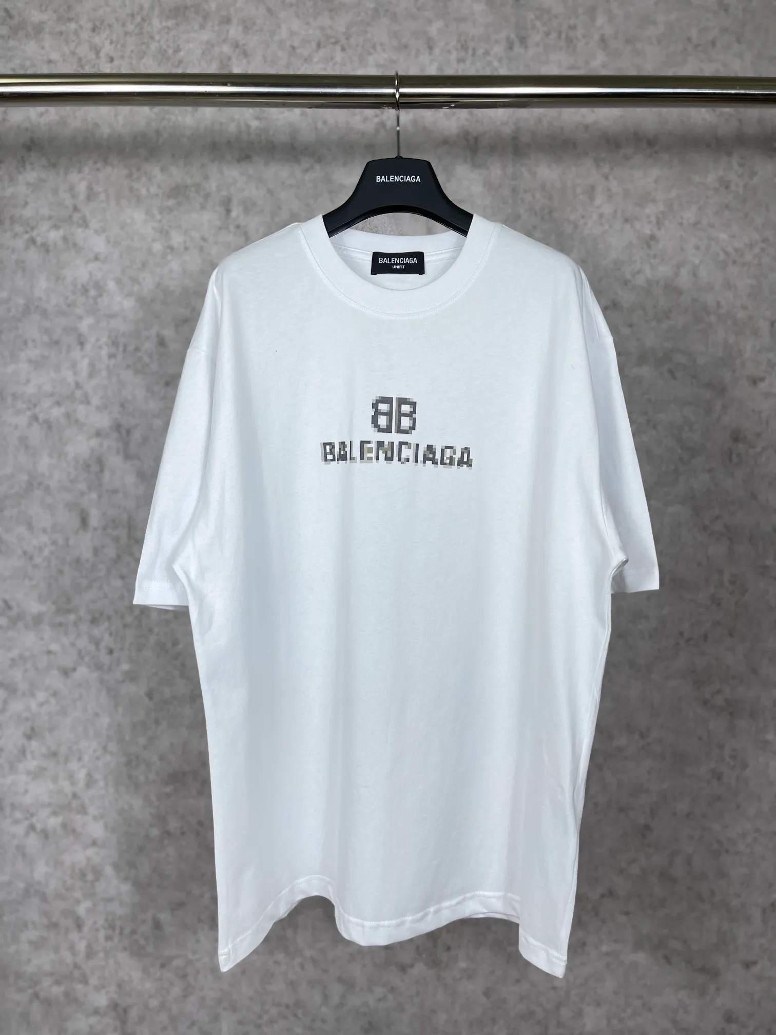 🅿️166 Actual pictures [Top version. Official website quality] BALENCI*GA/Paris. Classic model. BALENCI*GA#phantom BB direct-printed short-sleeved T-shirt. Brick cabinet synchronization. The fabric is made of Paris ZP custom-woven and dyed 100% cotton double yarn compact cotton. The weight is 260 grams, the cloth surface is clean. The cloth pattern is clear, soft and comfortable. The threads are woven and dyed with no color difference. The classic pattern is printed with Kornit direct-injection printing, which has no hand feel and has a three-dimensional effect that restores the brick cabinet. The version adopts OS loose shoulder style. Same style for men and women. Code: BL223039 Color: Black. White Size: XS S M L
