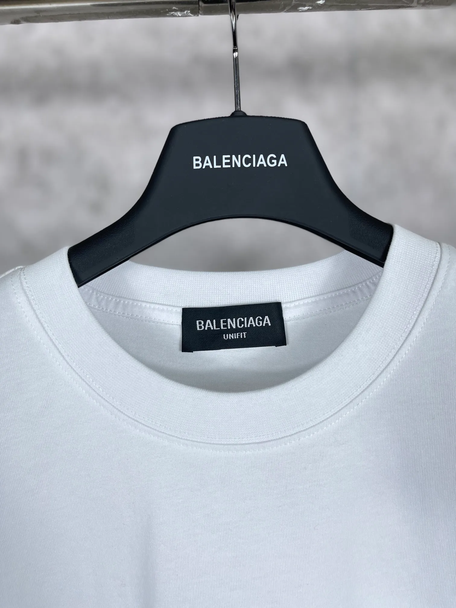 🅿️166 Actual pictures [Top version. Official website quality] BALENCI*GA/Paris. Classic model. BALENCI*GA#phantom BB direct-printed short-sleeved T-shirt. Brick cabinet synchronization. The fabric is made of Paris ZP custom-woven and dyed 100% cotton double yarn compact cotton. The weight is 260 grams, the cloth surface is clean. The cloth pattern is clear, soft and comfortable. The threads are woven and dyed with no color difference. The classic pattern is printed with Kornit direct-injection printing, which has no hand feel and has a three-dimensional effect that restores the brick cabinet. The version adopts OS loose shoulder style. Same style for men and women. Code: BL223039 Color: Black. White Size: XS S M L