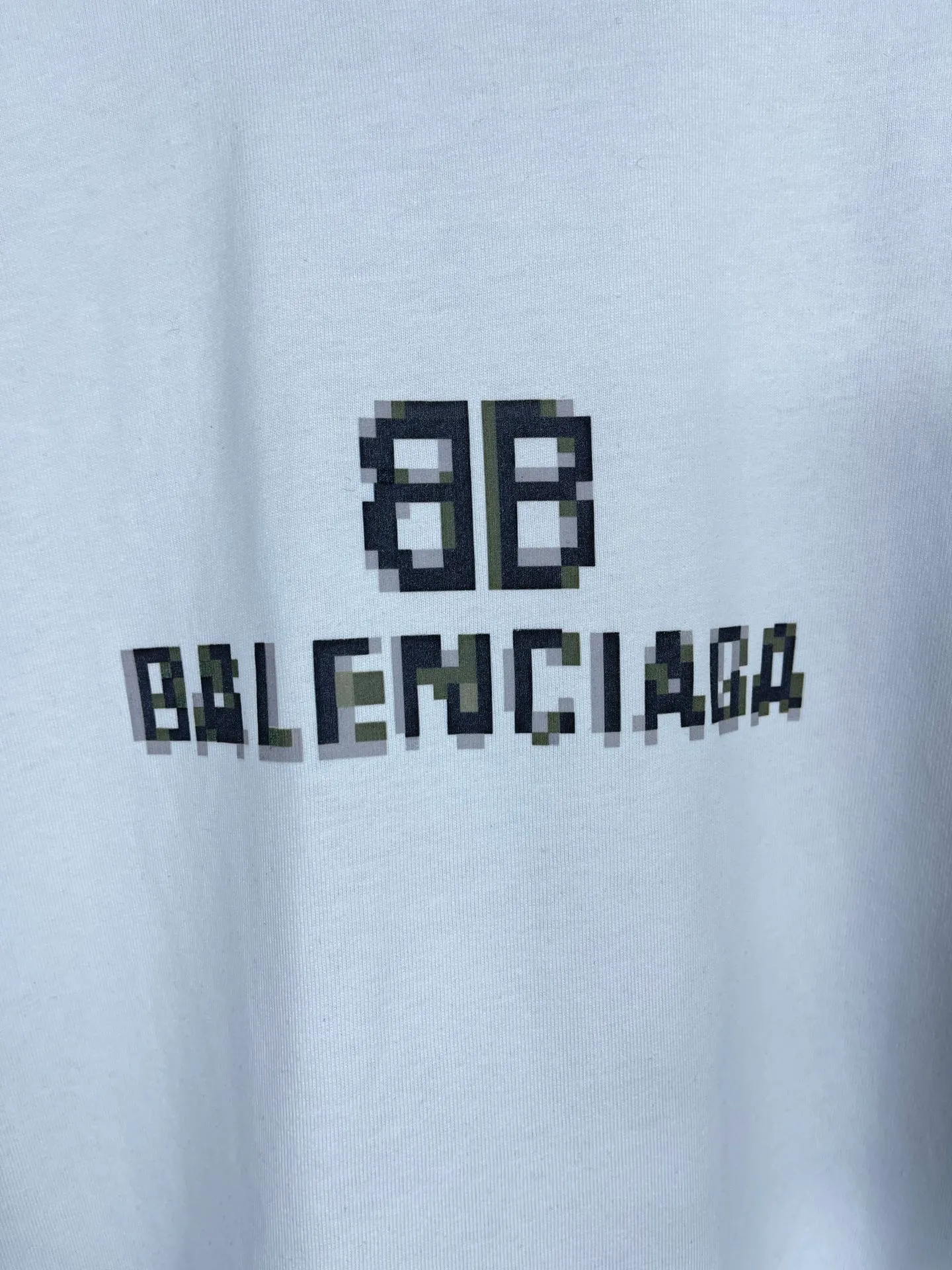 🅿️166 Actual pictures [Top version. Official website quality] BALENCI*GA/Paris. Classic model. BALENCI*GA#phantom BB direct-printed short-sleeved T-shirt. Brick cabinet synchronization. The fabric is made of Paris ZP custom-woven and dyed 100% cotton double yarn compact cotton. The weight is 260 grams, the cloth surface is clean. The cloth pattern is clear, soft and comfortable. The threads are woven and dyed with no color difference. The classic pattern is printed with Kornit direct-injection printing, which has no hand feel and has a three-dimensional effect that restores the brick cabinet. The version adopts OS loose shoulder style. Same style for men and women. Code: BL223039 Color: Black. White Size: XS S M L
