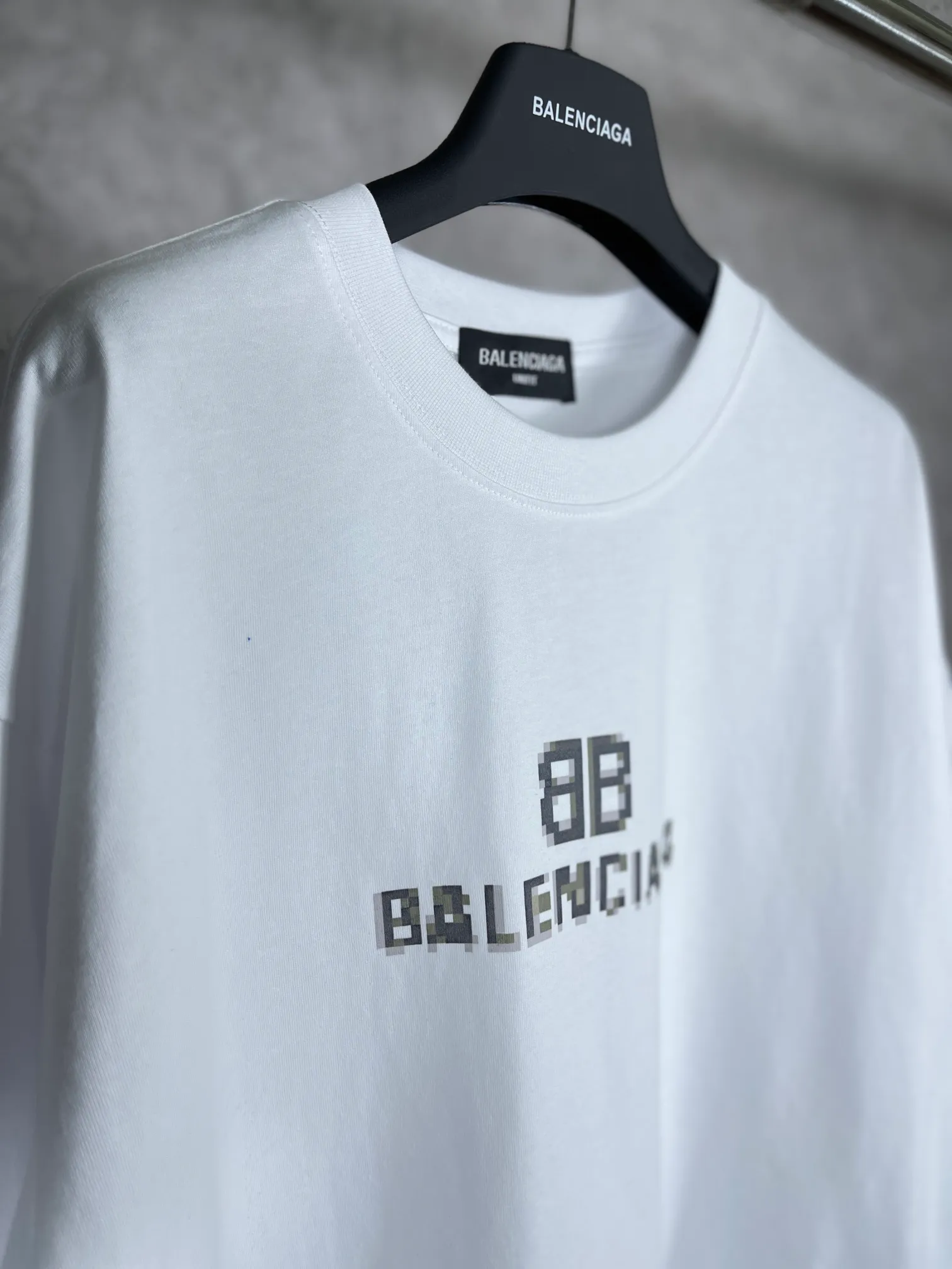 🅿️166 Actual pictures [Top version. Official website quality] BALENCI*GA/Paris. Classic model. BALENCI*GA#phantom BB direct-printed short-sleeved T-shirt. Brick cabinet synchronization. The fabric is made of Paris ZP custom-woven and dyed 100% cotton double yarn compact cotton. The weight is 260 grams, the cloth surface is clean. The cloth pattern is clear, soft and comfortable. The threads are woven and dyed with no color difference. The classic pattern is printed with Kornit direct-injection printing, which has no hand feel and has a three-dimensional effect that restores the brick cabinet. The version adopts OS loose shoulder style. Same style for men and women. Code: BL223039 Color: Black. White Size: XS S M L