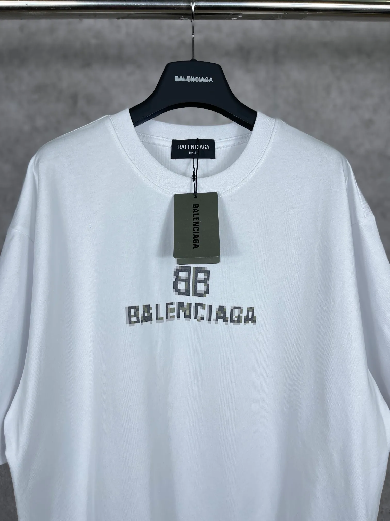 🅿️166 Actual pictures [Top version. Official website quality] BALENCI*GA/Paris. Classic model. BALENCI*GA#phantom BB direct-printed short-sleeved T-shirt. Brick cabinet synchronization. The fabric is made of Paris ZP custom-woven and dyed 100% cotton double yarn compact cotton. The weight is 260 grams, the cloth surface is clean. The cloth pattern is clear, soft and comfortable. The threads are woven and dyed with no color difference. The classic pattern is printed with Kornit direct-injection printing, which has no hand feel and has a three-dimensional effect that restores the brick cabinet. The version adopts OS loose shoulder style. Same style for men and women. Code: BL223039 Color: Black. White Size: XS S M L