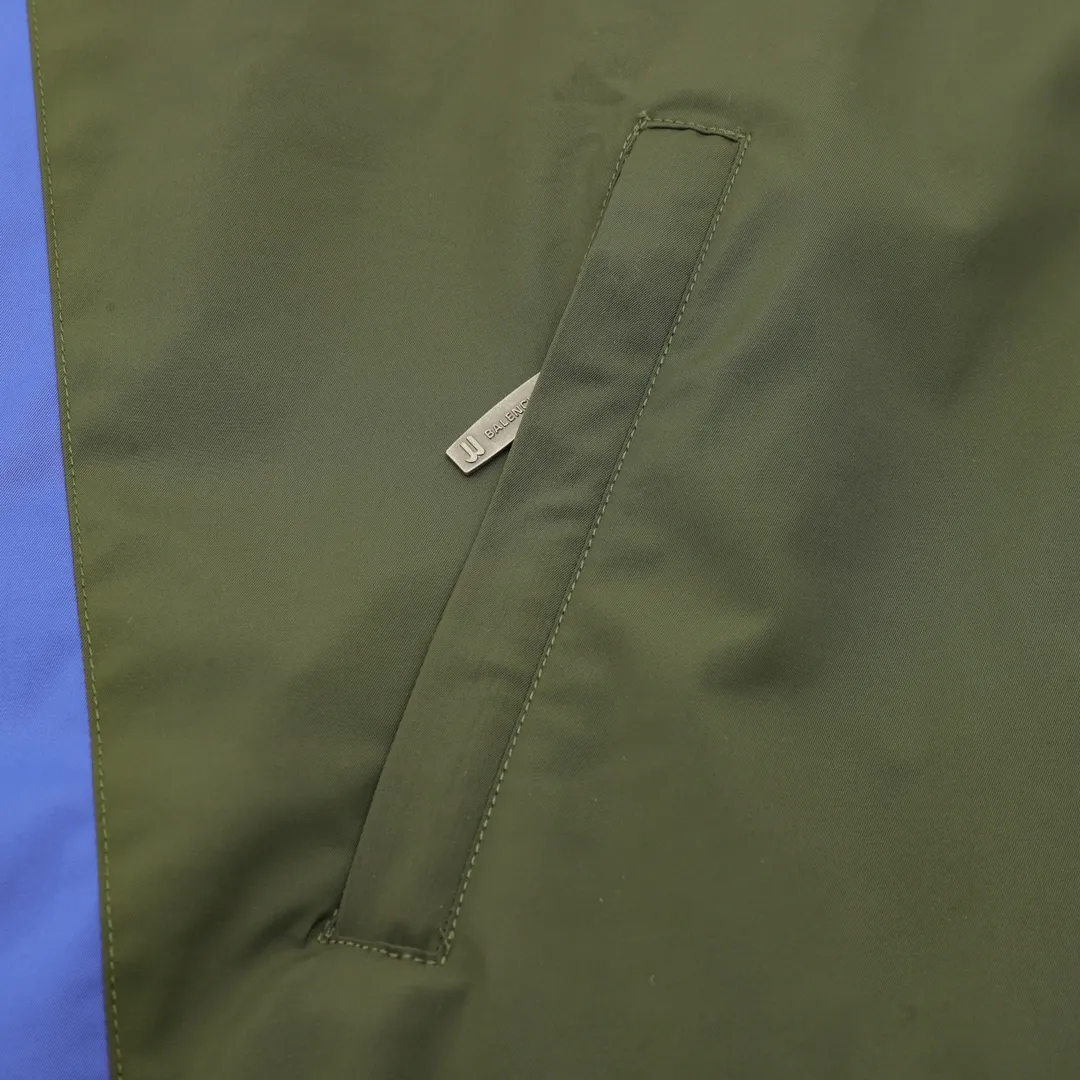 🅿️570 Balenciaga/Balenciaga two-color stitching letter embroidered windbreaker jacket This product uses high-quality PET sliced ​​polyester fiber as the spinning raw material to ensure that it has stable chemical and physical properties. Using a high-speed spinning process, PET slices are made into POY (pre-oriented yarn) or FDY (fully drawn yarn) through melting, filtration, spinneret extrusion and other steps. These filament products have the characteristics of high breaking strength, high elastic modulus, excellent heat setting properties, good resilience properties, heat resistance, light resistance, corrosion resistance, easy washing and quick drying. It adopts the classic washing and distressing process and is carefully polished to present a unique whitening effect, showing the retro charm that has accumulated over time. This process uses specific washing methods to achieve a certain visual and tactile effect on the garments, giving the garments an old and worn feel. Same style for men and women Sizes: XS-L