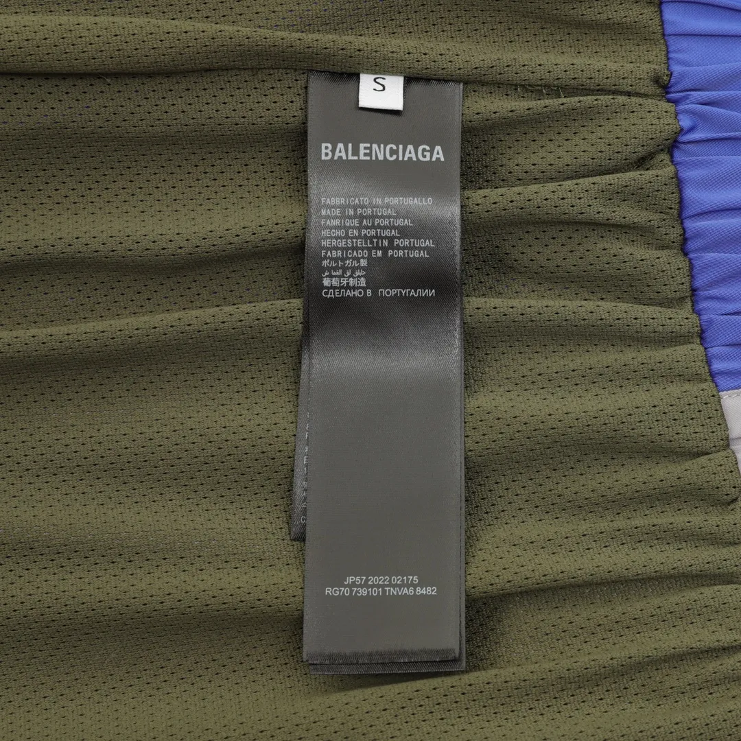 🅿️570 Balenciaga/Balenciaga two-color stitching letter embroidered windbreaker jacket This product uses high-quality PET sliced ​​polyester fiber as the spinning raw material to ensure that it has stable chemical and physical properties. Using a high-speed spinning process, PET slices are made into POY (pre-oriented yarn) or FDY (fully drawn yarn) through melting, filtration, spinneret extrusion and other steps. These filament products have the characteristics of high breaking strength, high elastic modulus, excellent heat setting properties, good resilience properties, heat resistance, light resistance, corrosion resistance, easy washing and quick drying. It adopts the classic washing and distressing process and is carefully polished to present a unique whitening effect, showing the retro charm that has accumulated over time. This process uses specific washing methods to achieve a certain visual and tactile effect on the garments, giving the garments an old and worn feel. Same style for men and women Sizes: XS-L