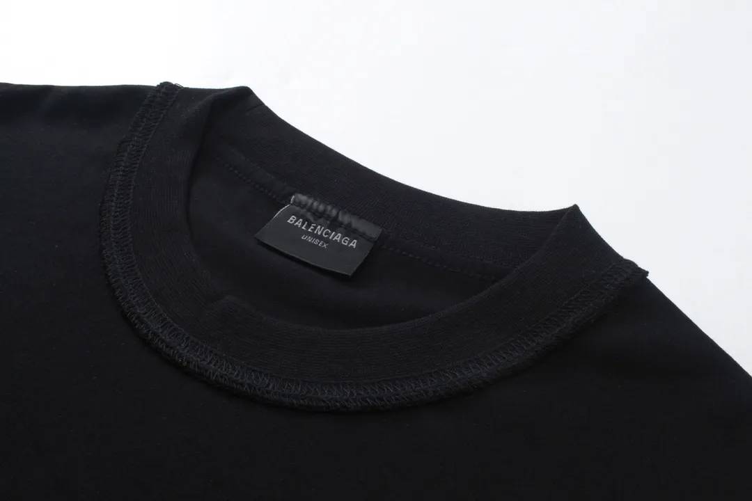 🅿️174 Detailed pictures [Top version. Official website quality] BALENCI*GA/Paris #2024 new model, the latest LOGO design on the chest. Mirror reverse printing The whole garment is made of Y-plate, and the garment is made with the bottom as the reverse side to make the outfit. #2024 Spring and Summer Brick Cabinet Synchronization Welcome to compare. The fabric is made of Paris ZP custom-woven and dyed cotton double yarn, with a weight of 260 grams. The cloth surface is clean. The cloth pattern is clear, soft and comfortable. The threads are dyed with no color difference. The classic letter LOGO is printed with imported environmentally friendly glue. The letters are clear and the effect is three-dimensional. Restore the brick cabinet, adopt OS loose shoulder style. Same style for men and women. Code: BL223352 Color: black. Light gray Size: XS to L