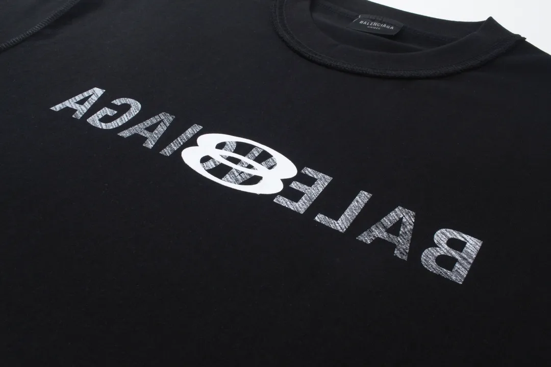 🅿️174 Detailed pictures [Top version. Official website quality] BALENCI*GA/Paris #2024 new model, the latest LOGO design on the chest. Mirror reverse printing The whole garment is made of Y-plate, and the garment is made with the bottom as the reverse side to make the outfit. #2024 Spring and Summer Brick Cabinet Synchronization Welcome to compare. The fabric is made of Paris ZP custom-woven and dyed cotton double yarn, with a weight of 260 grams. The cloth surface is clean. The cloth pattern is clear, soft and comfortable. The threads are dyed with no color difference. The classic letter LOGO is printed with imported environmentally friendly glue. The letters are clear and the effect is three-dimensional. Restore the brick cabinet, adopt OS loose shoulder style. Same style for men and women. Code: BL223352 Color: black. Light gray Size: XS to L