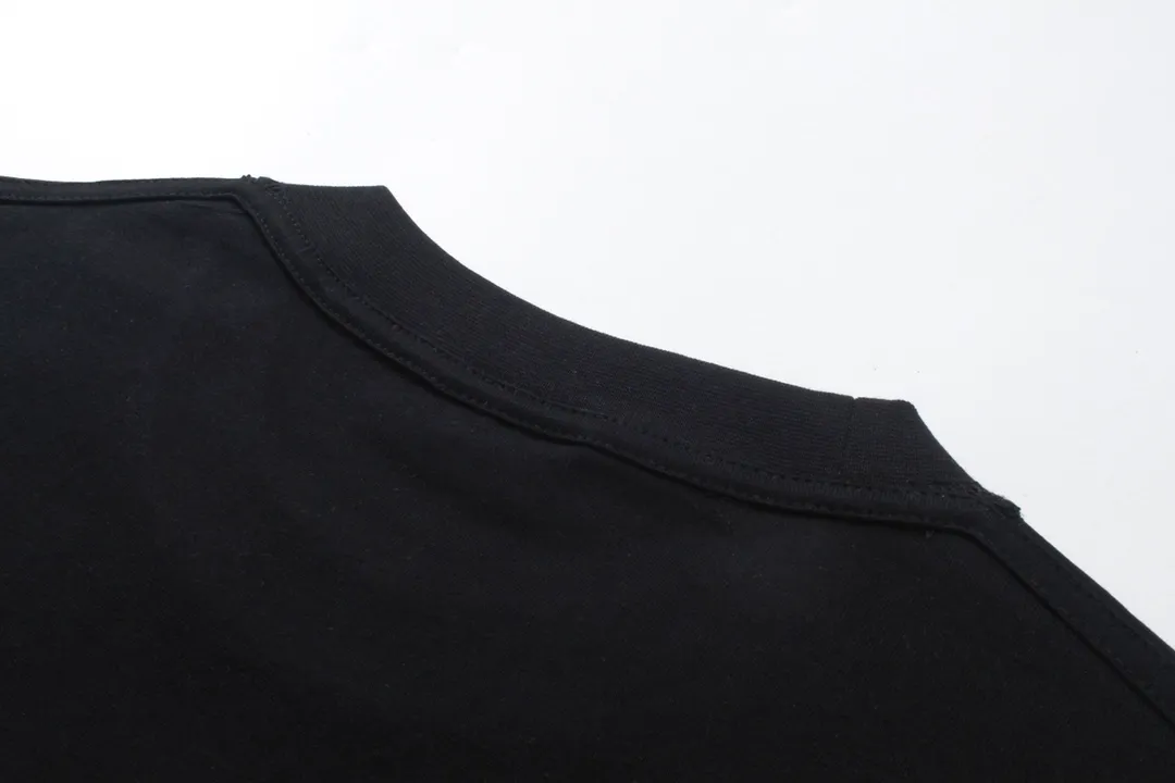 🅿️174 Detailed pictures [Top version. Official website quality] BALENCI*GA/Paris #2024 new model, the latest LOGO design on the chest. Mirror reverse printing The whole garment is made of Y-plate, and the garment is made with the bottom as the reverse side to make the outfit. #2024 Spring and Summer Brick Cabinet Synchronization Welcome to compare. The fabric is made of Paris ZP custom-woven and dyed cotton double yarn, with a weight of 260 grams. The cloth surface is clean. The cloth pattern is clear, soft and comfortable. The threads are dyed with no color difference. The classic letter LOGO is printed with imported environmentally friendly glue. The letters are clear and the effect is three-dimensional. Restore the brick cabinet, adopt OS loose shoulder style. Same style for men and women. Code: BL223352 Color: black. Light gray Size: XS to L