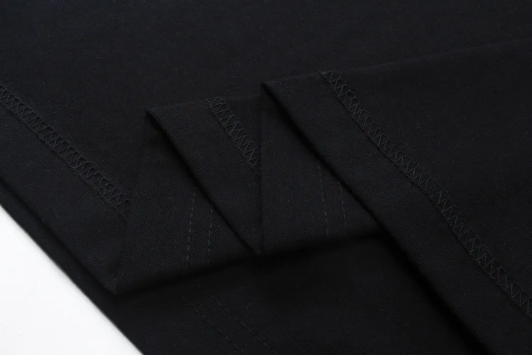 🅿️174 Detailed pictures [Top version. Official website quality] BALENCI*GA/Paris #2024 new model, the latest LOGO design on the chest. Mirror reverse printing The whole garment is made of Y-plate, and the garment is made with the bottom as the reverse side to make the outfit. #2024 Spring and Summer Brick Cabinet Synchronization Welcome to compare. The fabric is made of Paris ZP custom-woven and dyed cotton double yarn, with a weight of 260 grams. The cloth surface is clean. The cloth pattern is clear, soft and comfortable. The threads are dyed with no color difference. The classic letter LOGO is printed with imported environmentally friendly glue. The letters are clear and the effect is three-dimensional. Restore the brick cabinet, adopt OS loose shoulder style. Same style for men and women. Code: BL223352 Color: black. Light gray Size: XS to L