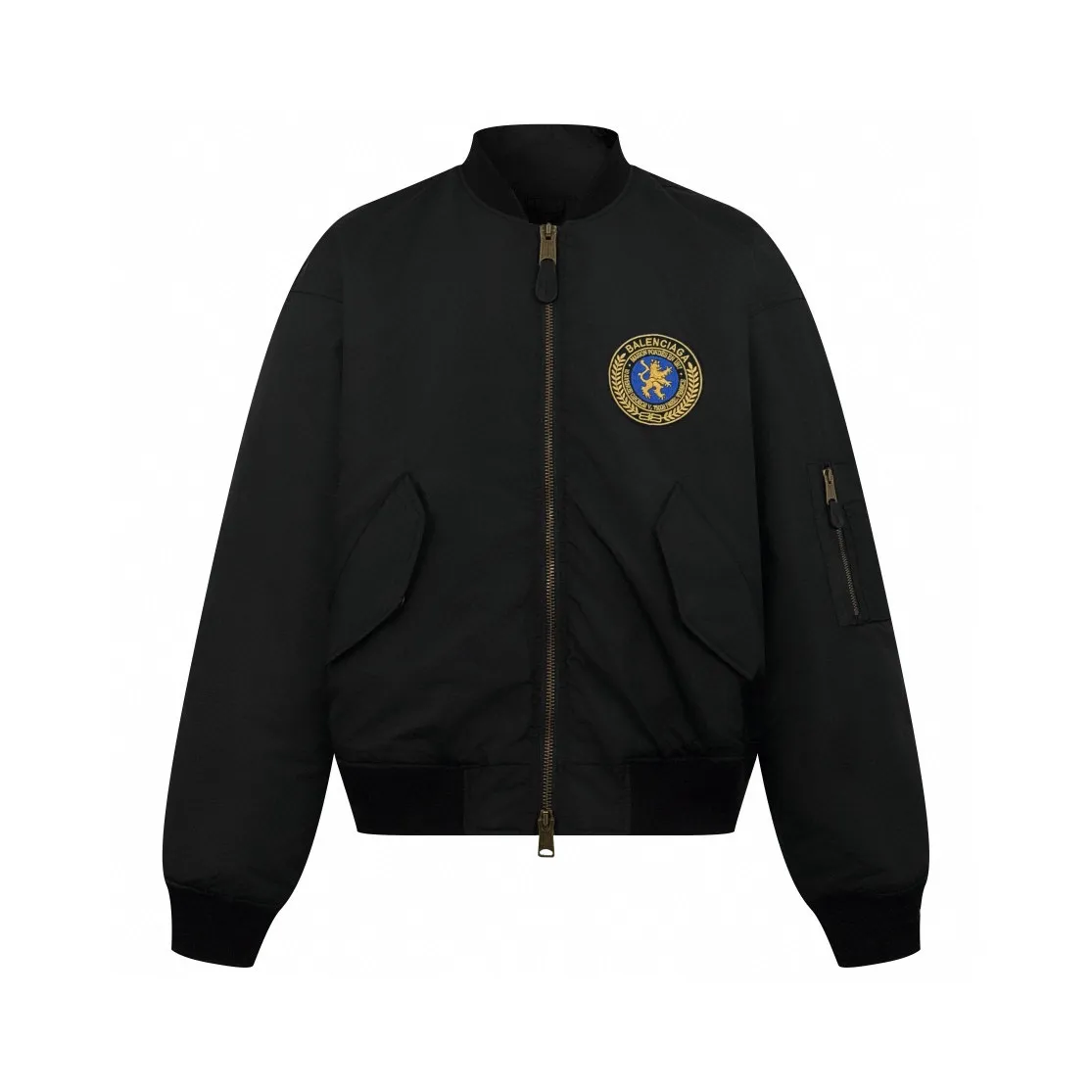 🅿️630 [Exclusive Supply] BLCG Lion Logo Badge Patch Bomber Jacket (Black) Original purchase and development for 24,500. The fabric is made of customized dense-pore cold-pressed fiber nylon cloth and velvet cloud cotton sheet inside. It is full of texture, thick and solid. Every inch contains heavy warmth. The warm light of burgundy purple is the main tone. It is flamboyant but restrained. The slightly dropped shoulder silhouette accommodates the body shape. The gilt lion emblem patch is embellished on the chest, continuing the identity function of the badge. It is a silent statement when worn on the body. The lining and padding design highlight the wrapping effect and cleverly combines the warmth of cotton clothing with the aesthetics of life. In the name of design, it leads the trend and adopts imported machine embroidery technology. Using advanced computer control systems and sophisticated mechanical components, the Paris lion emblem patch embroidery operation is performed with high precision, smooth and delicate lines, and pure manual disassembly process. After completing the initial combination of the lining cloth and the cotton piece, the craftsman will make further adjustments and disassembly in the water. The lining cloth and the cotton piece can achieve a perfect combination, making the lining cloth and the cotton piece more closely combined. It is beautiful and neat, and the template machine opens the bag. The preset template guides the position, shape and size of the bag opening. The accuracy ensures the quality of the bag opening effect. Size:44-46-48-50