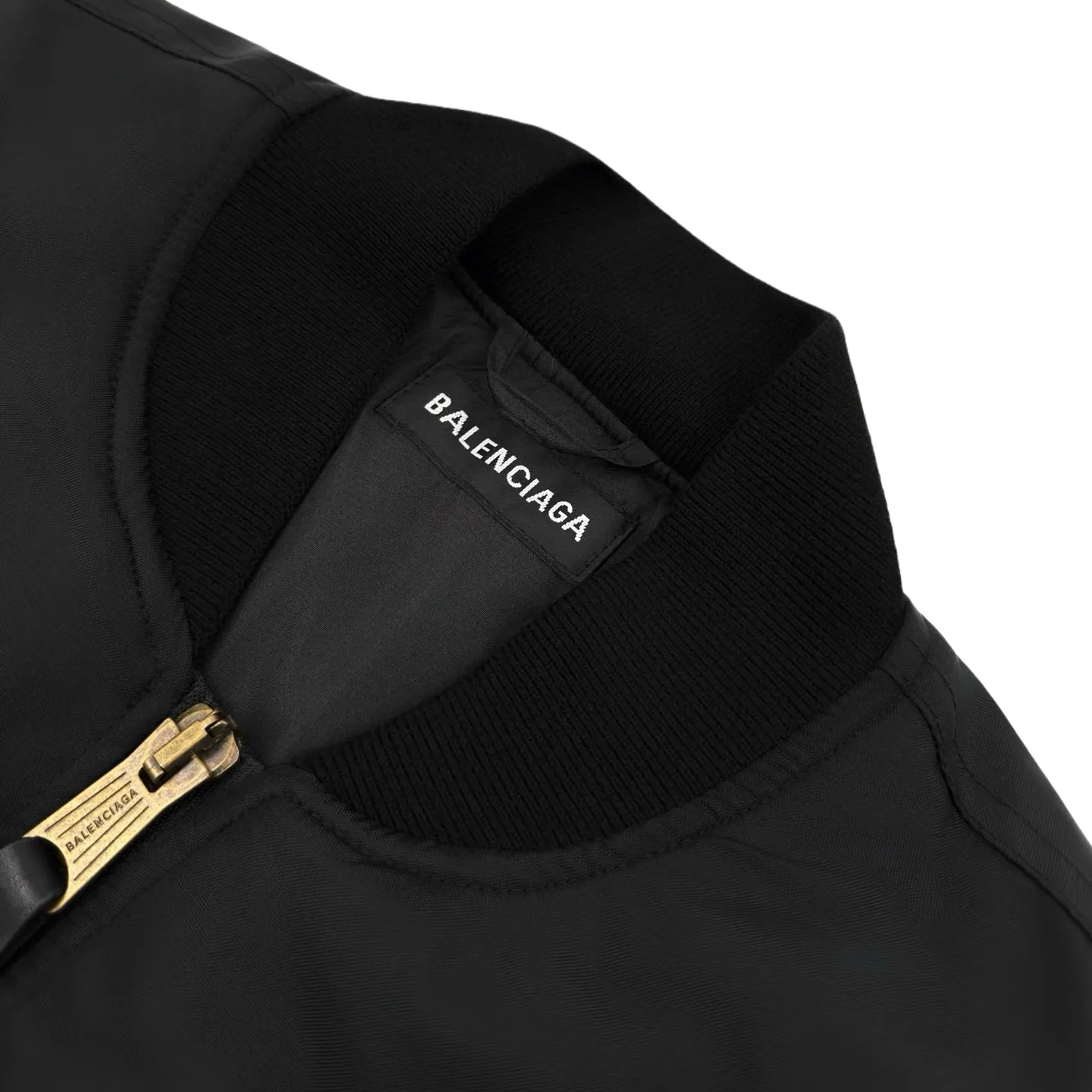 🅿️630 [Exclusive Supply] BLCG Lion Logo Badge Patch Bomber Jacket (Black) Original purchase and development for 24,500. The fabric is made of customized dense-pore cold-pressed fiber nylon cloth and velvet cloud cotton sheet inside. It is full of texture, thick and solid. Every inch contains heavy warmth. The warm light of burgundy purple is the main tone. It is flamboyant but restrained. The slightly dropped shoulder silhouette accommodates the body shape. The gilt lion emblem patch is embellished on the chest, continuing the identity function of the badge. It is a silent statement when worn on the body. The lining and padding design highlight the wrapping effect and cleverly combines the warmth of cotton clothing with the aesthetics of life. In the name of design, it leads the trend and adopts imported machine embroidery technology. Using advanced computer control systems and sophisticated mechanical components, the Paris lion emblem patch embroidery operation is performed with high precision, smooth and delicate lines, and pure manual disassembly process. After completing the initial combination of the lining cloth and the cotton piece, the craftsman will make further adjustments and disassembly in the water. The lining cloth and the cotton piece can achieve a perfect combination, making the lining cloth and the cotton piece more closely combined. It is beautiful and neat, and the template machine opens the bag. The preset template guides the position, shape and size of the bag opening. The accuracy ensures the quality of the bag opening effect. Size:44-46-48-50