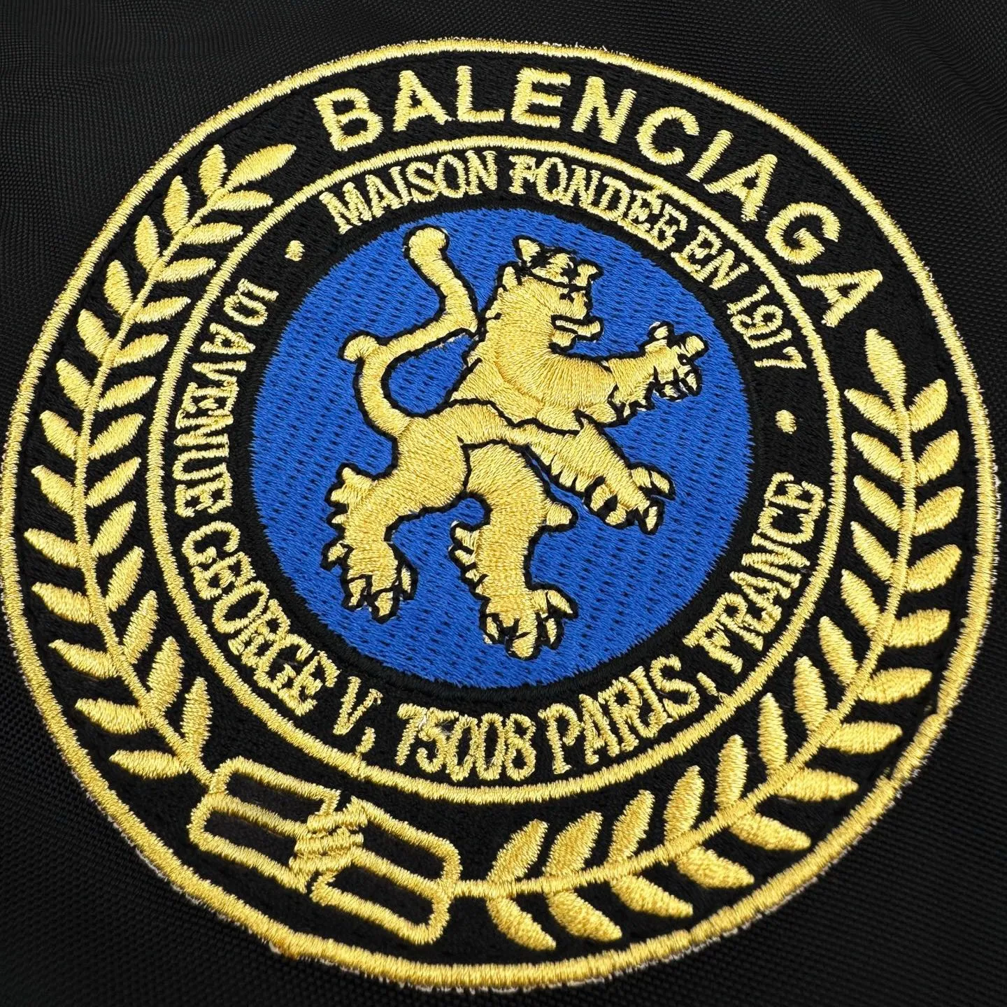 🅿️630 [Exclusive Supply] BLCG Lion Logo Badge Patch Bomber Jacket (Black) Original purchase and development for 24,500. The fabric is made of customized dense-pore cold-pressed fiber nylon cloth and velvet cloud cotton sheet inside. It is full of texture, thick and solid. Every inch contains heavy warmth. The warm light of burgundy purple is the main tone. It is flamboyant but restrained. The slightly dropped shoulder silhouette accommodates the body shape. The gilt lion emblem patch is embellished on the chest, continuing the identity function of the badge. It is a silent statement when worn on the body. The lining and padding design highlight the wrapping effect and cleverly combines the warmth of cotton clothing with the aesthetics of life. In the name of design, it leads the trend and adopts imported machine embroidery technology. Using advanced computer control systems and sophisticated mechanical components, the Paris lion emblem patch embroidery operation is performed with high precision, smooth and delicate lines, and pure manual disassembly process. After completing the initial combination of the lining cloth and the cotton piece, the craftsman will make further adjustments and disassembly in the water. The lining cloth and the cotton piece can achieve a perfect combination, making the lining cloth and the cotton piece more closely combined. It is beautiful and neat, and the template machine opens the bag. The preset template guides the position, shape and size of the bag opening. The accuracy ensures the quality of the bag opening effect. Size:44-46-48-50