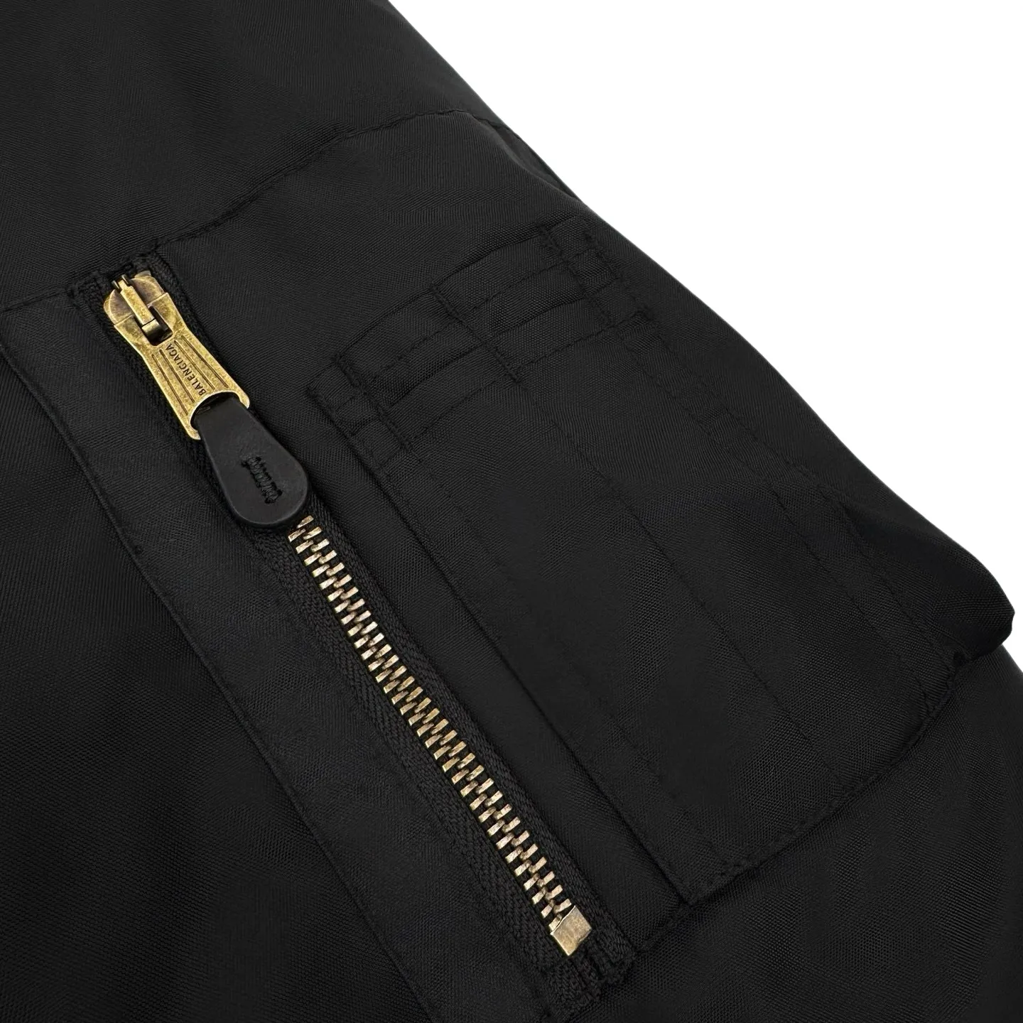 🅿️630 [Exclusive Supply] BLCG Lion Logo Badge Patch Bomber Jacket (Black) Original purchase and development for 24,500. The fabric is made of customized dense-pore cold-pressed fiber nylon cloth and velvet cloud cotton sheet inside. It is full of texture, thick and solid. Every inch contains heavy warmth. The warm light of burgundy purple is the main tone. It is flamboyant but restrained. The slightly dropped shoulder silhouette accommodates the body shape. The gilt lion emblem patch is embellished on the chest, continuing the identity function of the badge. It is a silent statement when worn on the body. The lining and padding design highlight the wrapping effect and cleverly combines the warmth of cotton clothing with the aesthetics of life. In the name of design, it leads the trend and adopts imported machine embroidery technology. Using advanced computer control systems and sophisticated mechanical components, the Paris lion emblem patch embroidery operation is performed with high precision, smooth and delicate lines, and pure manual disassembly process. After completing the initial combination of the lining cloth and the cotton piece, the craftsman will make further adjustments and disassembly in the water. The lining cloth and the cotton piece can achieve a perfect combination, making the lining cloth and the cotton piece more closely combined. It is beautiful and neat, and the template machine opens the bag. The preset template guides the position, shape and size of the bag opening. The accuracy ensures the quality of the bag opening effect. Size:44-46-48-50