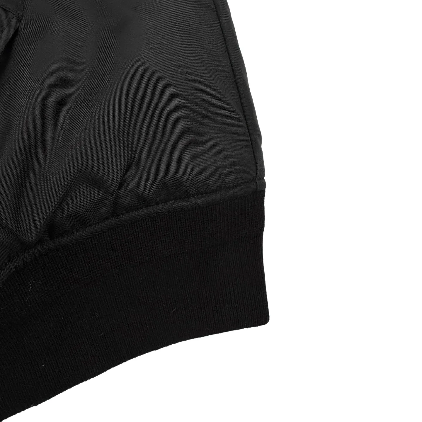 🅿️630 [Exclusive Supply] BLCG Lion Logo Badge Patch Bomber Jacket (Black) Original purchase and development for 24,500. The fabric is made of customized dense-pore cold-pressed fiber nylon cloth and velvet cloud cotton sheet inside. It is full of texture, thick and solid. Every inch contains heavy warmth. The warm light of burgundy purple is the main tone. It is flamboyant but restrained. The slightly dropped shoulder silhouette accommodates the body shape. The gilt lion emblem patch is embellished on the chest, continuing the identity function of the badge. It is a silent statement when worn on the body. The lining and padding design highlight the wrapping effect and cleverly combines the warmth of cotton clothing with the aesthetics of life. In the name of design, it leads the trend and adopts imported machine embroidery technology. Using advanced computer control systems and sophisticated mechanical components, the Paris lion emblem patch embroidery operation is performed with high precision, smooth and delicate lines, and pure manual disassembly process. After completing the initial combination of the lining cloth and the cotton piece, the craftsman will make further adjustments and disassembly in the water. The lining cloth and the cotton piece can achieve a perfect combination, making the lining cloth and the cotton piece more closely combined. It is beautiful and neat, and the template machine opens the bag. The preset template guides the position, shape and size of the bag opening. The accuracy ensures the quality of the bag opening effect. Size:44-46-48-50