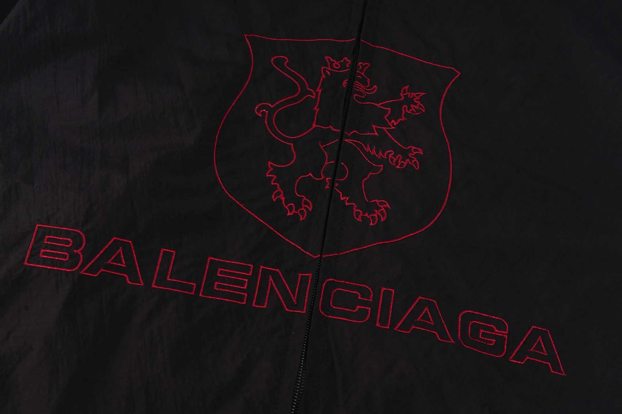 🅿️500 [Exclusive supply] BLCG Manchester United lion logo embroidered jacket The fabric is made of custom-made matte micro-pleated nylon four-way stretch Taslan, which has a high-quality texture. It not only has a unique touch and luster, but also has good elasticity and functionality. The embroidery printing uses an embroidery machine imported from Germany for high-density embroidery, and is matched with an imported Tajima machine for 10,000-needle embroidery. The line type is imported Coats. Line, the letter printing on the chest is clear and eye-catching, the 3B logo letter embroidery on the chest and cuffs and the Manchester United badge are embroidered with precise manual outline, the edges of the pattern are regular and the lines are smooth! The zippers have been customized by ZP molding, which not only improves the practicality and durability of the clothing, but also adds a sense of sophistication. Size:XS/S/M