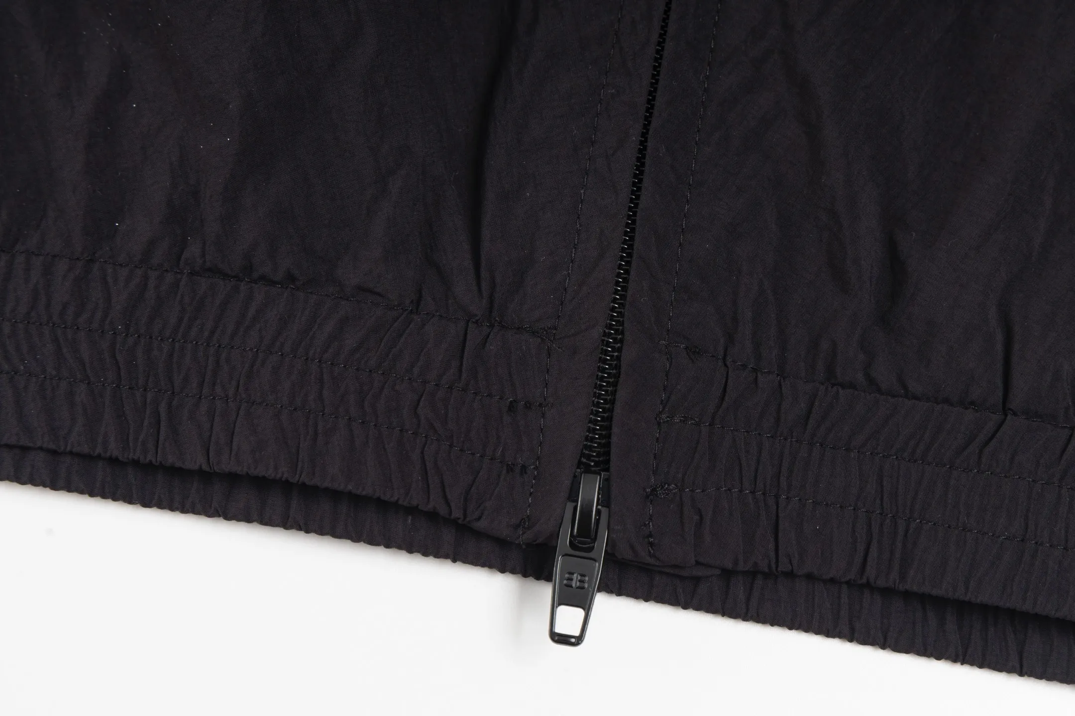 🅿️500 [Exclusive supply] BLCG Manchester United lion logo embroidered jacket The fabric is made of custom-made matte micro-pleated nylon four-way stretch Taslan, which has a high-quality texture. It not only has a unique touch and luster, but also has good elasticity and functionality. The embroidery printing uses an embroidery machine imported from Germany for high-density embroidery, and is matched with an imported Tajima machine for 10,000-needle embroidery. The line type is imported Coats. Line, the letter printing on the chest is clear and eye-catching, the 3B logo letter embroidery on the chest and cuffs and the Manchester United badge are embroidered with precise manual outline, the edges of the pattern are regular and the lines are smooth! The zippers have been customized by ZP molding, which not only improves the practicality and durability of the clothing, but also adds a sense of sophistication. Size:XS/S/M