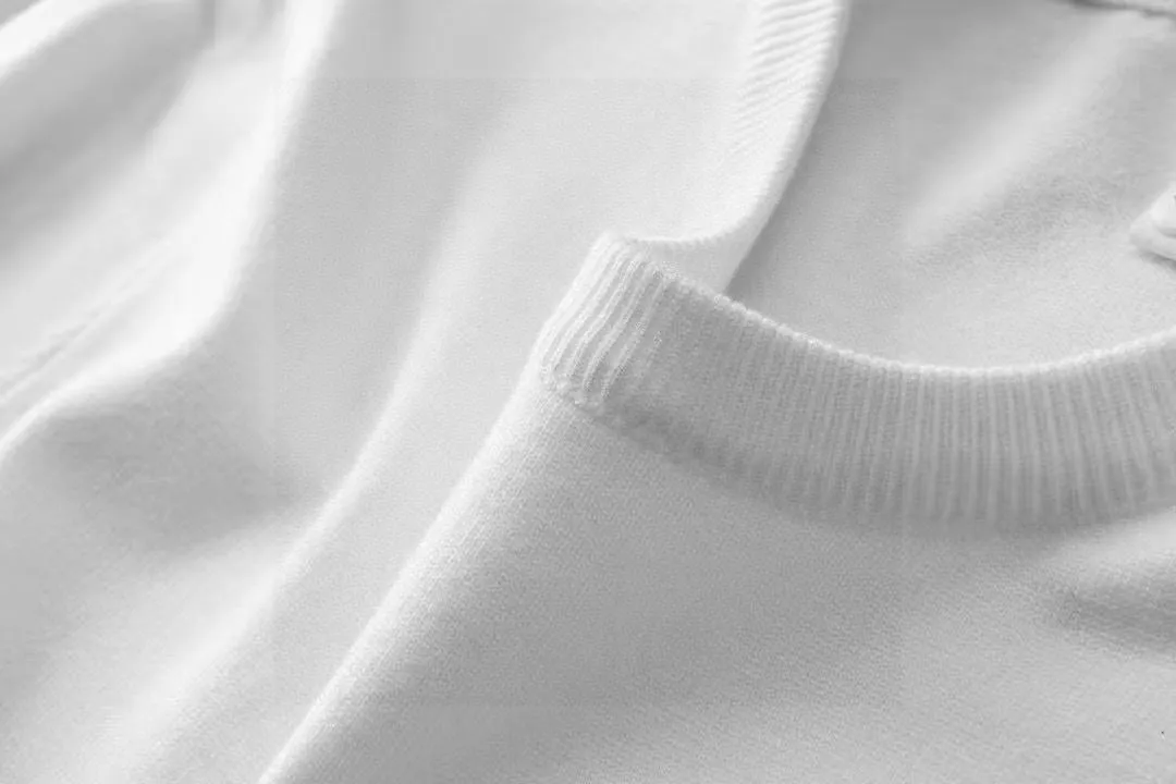 🅿️240 【BALENCIAGA】Autumn and winter classic round neck pullover sweater, in full condition! ! ! Wool blended fabric, the latest model in 2025, golden ratio! ! Slim-fitting soft gold, versatile and practical item, the combination and practicality are extremely powerful, simple and elegant, and classy! To create your own style, it is highly recommended to buy it in two colors. The standard slim fit tailoring process is suitable for both young and old men. It is knitted from wool and will not cause any discomfort! While keeping warm, it is stylish, textured and wearable, and the classic logo with contrasting colors on the chest feels in place! ! Recommended for regular customers! ! Size M-3XL (maximum wear: 190 pounds)