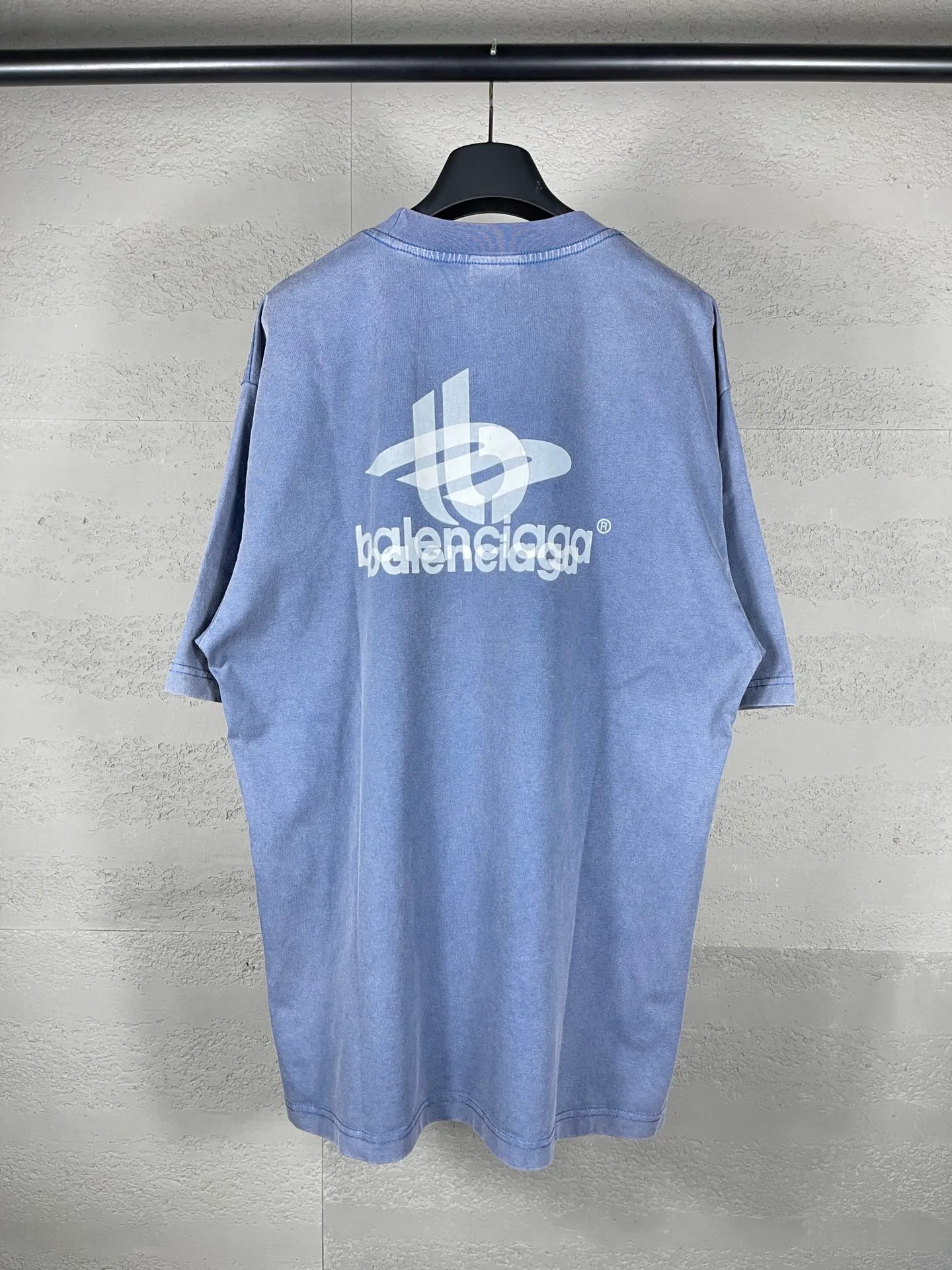🅿️180 real photos [Top version. Official website quality] BALENCI*GA/Paris. 2024 new style. Phantom double LOGO classic pattern printed washed and distressed short-sleeved T-shirt. Brick cabinet synchronization. Genuine product developed at the first time, happy to print and compare! The fabric is made of Paris ZP custom-woven and dyed cotton with double yarns and compact cotton. The weight is 260 grams. The cloth surface is clean. The cloth pattern is clear, soft and comfortable. The threads are dyed with no color difference. The classic printing is made of environmentally friendly imported materials, with LOGO phantom effect, clear letters and three-dimensional effect. Restore the brick cabinet. Ready-made clothes are washed and distressed, different market currency, welcome to compare, the version adopts OS loose shoulder version. Same style for men and women Coding: BL223219 Color: Mist Blue Size: XS to L