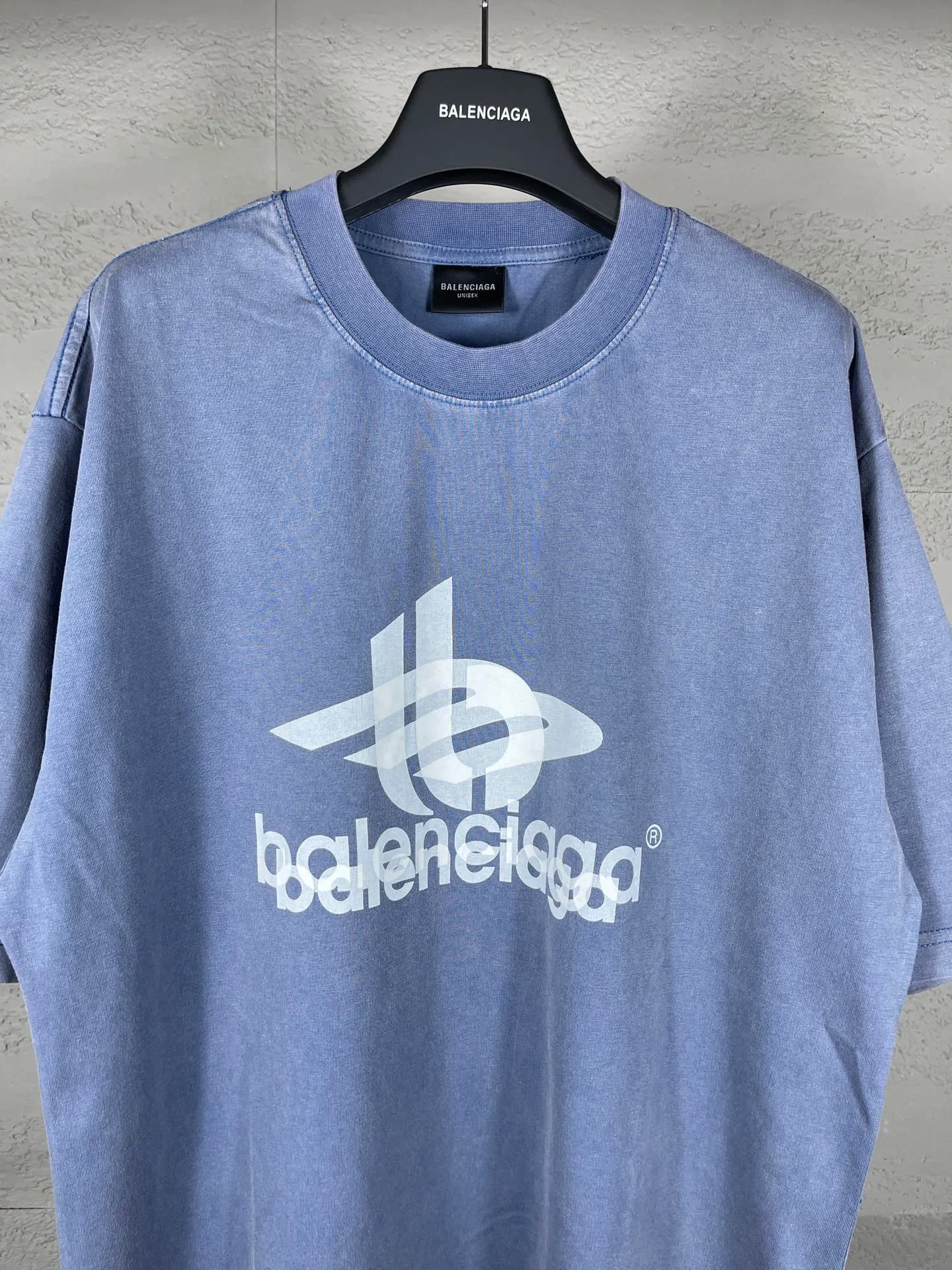 🅿️180 real photos [Top version. Official website quality] BALENCI*GA/Paris. 2024 new style. Phantom double LOGO classic pattern printed washed and distressed short-sleeved T-shirt. Brick cabinet synchronization. Genuine product developed at the first time, happy to print and compare! The fabric is made of Paris ZP custom-woven and dyed cotton with double yarns and compact cotton. The weight is 260 grams. The cloth surface is clean. The cloth pattern is clear, soft and comfortable. The threads are dyed with no color difference. The classic printing is made of environmentally friendly imported materials, with LOGO phantom effect, clear letters and three-dimensional effect. Restore the brick cabinet. Ready-made clothes are washed and distressed, different market currency, welcome to compare, the version adopts OS loose shoulder version. Same style for men and women Coding: BL223219 Color: Mist Blue Size: XS to L