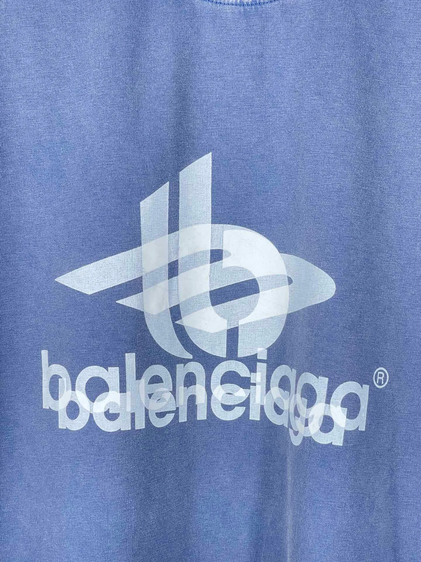 🅿️180 real photos [Top version. Official website quality] BALENCI*GA/Paris. 2024 new style. Phantom double LOGO classic pattern printed washed and distressed short-sleeved T-shirt. Brick cabinet synchronization. Genuine product developed at the first time, happy to print and compare! The fabric is made of Paris ZP custom-woven and dyed cotton with double yarns and compact cotton. The weight is 260 grams. The cloth surface is clean. The cloth pattern is clear, soft and comfortable. The threads are dyed with no color difference. The classic printing is made of environmentally friendly imported materials, with LOGO phantom effect, clear letters and three-dimensional effect. Restore the brick cabinet. Ready-made clothes are washed and distressed, different market currency, welcome to compare, the version adopts OS loose shoulder version. Same style for men and women Coding: BL223219 Color: Mist Blue Size: XS to L
