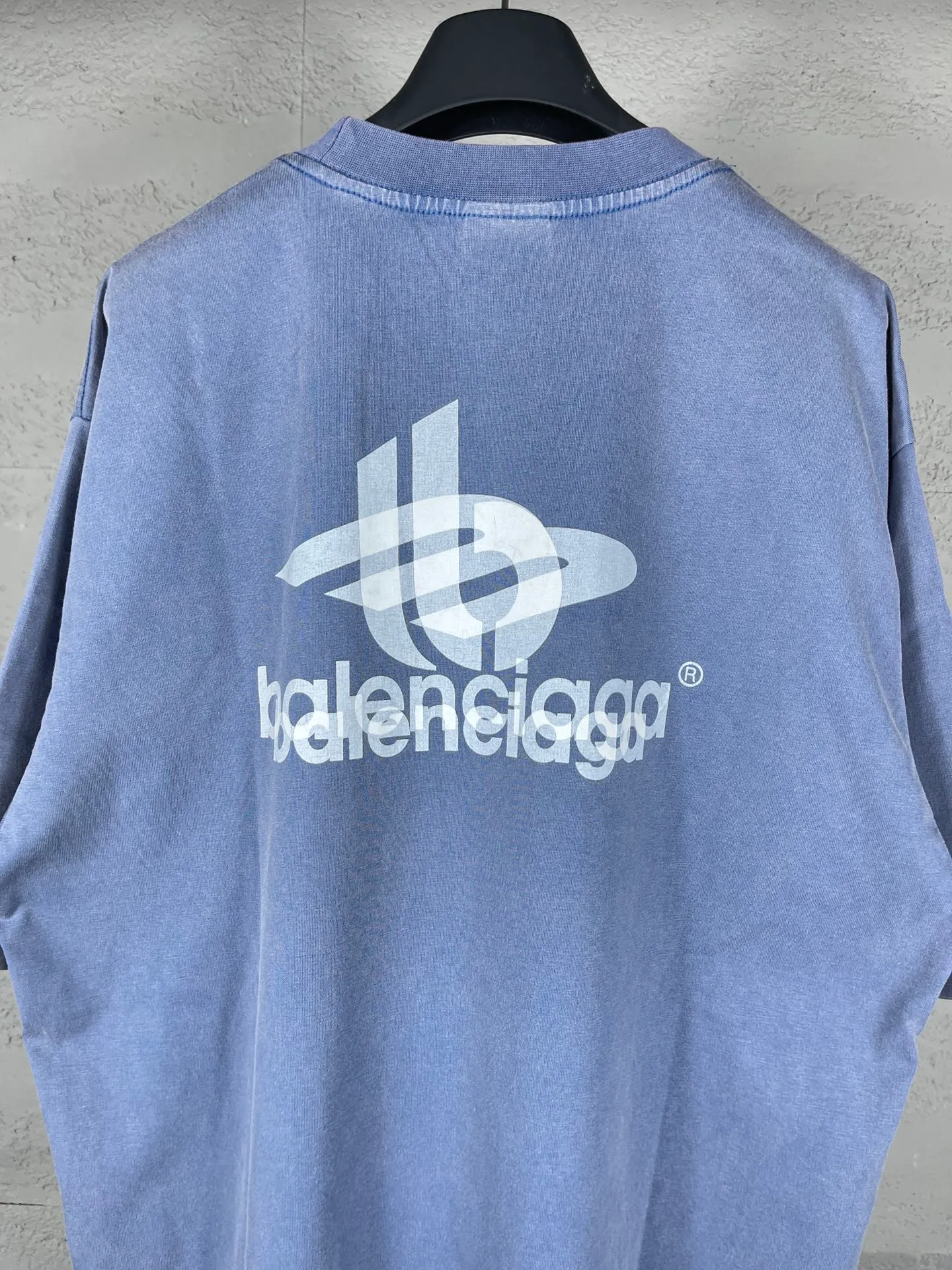 🅿️180 real photos [Top version. Official website quality] BALENCI*GA/Paris. 2024 new style. Phantom double LOGO classic pattern printed washed and distressed short-sleeved T-shirt. Brick cabinet synchronization. Genuine product developed at the first time, happy to print and compare! The fabric is made of Paris ZP custom-woven and dyed cotton with double yarns and compact cotton. The weight is 260 grams. The cloth surface is clean. The cloth pattern is clear, soft and comfortable. The threads are dyed with no color difference. The classic printing is made of environmentally friendly imported materials, with LOGO phantom effect, clear letters and three-dimensional effect. Restore the brick cabinet. Ready-made clothes are washed and distressed, different market currency, welcome to compare, the version adopts OS loose shoulder version. Same style for men and women Coding: BL223219 Color: Mist Blue Size: XS to L