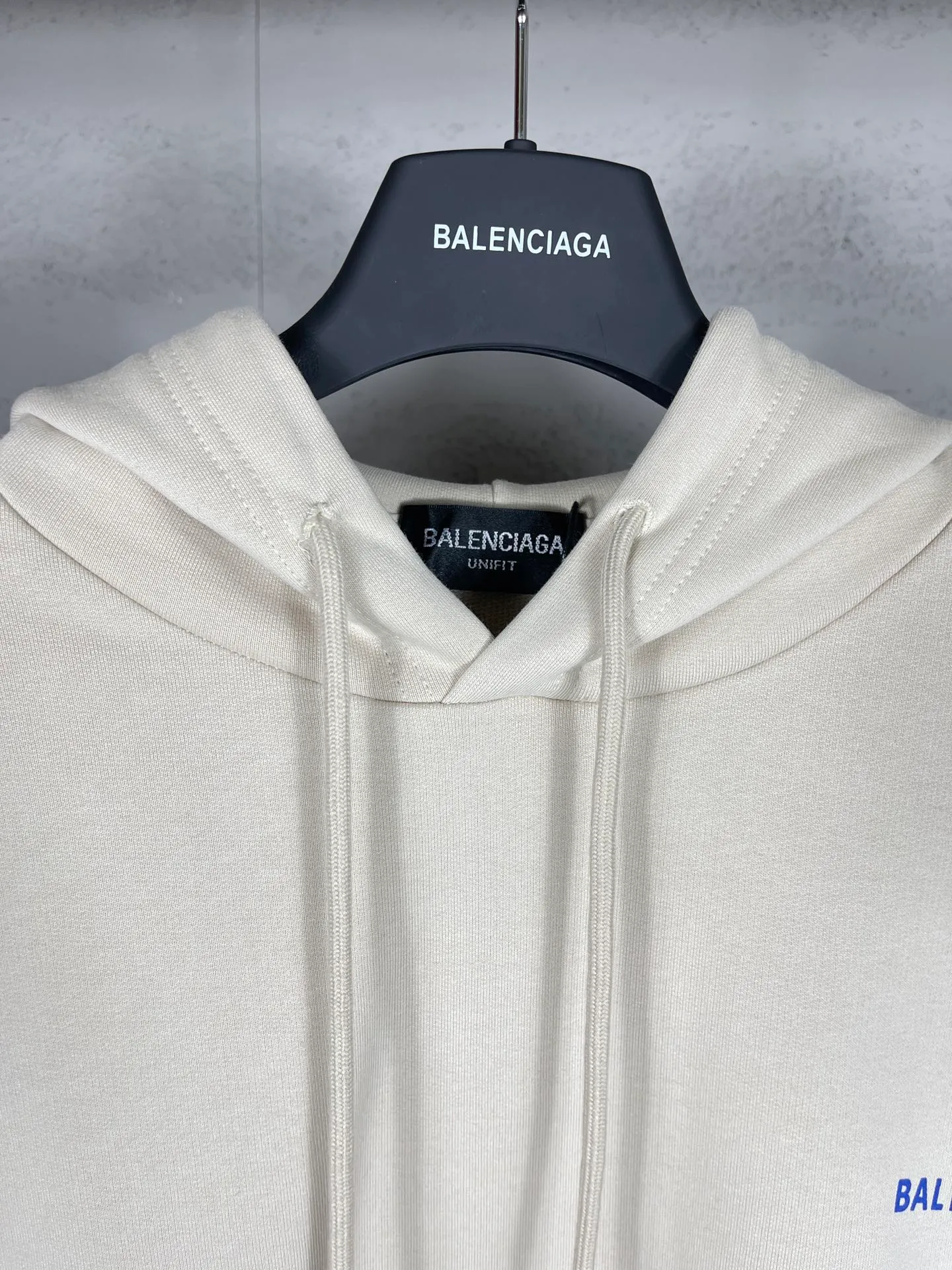🅿️290 real photos [Top version. Official website quality] BALENCI*GA/Paris#Classic style. Classic letter printed hooded sweatshirt on the front and back. Brick cabinet synchronized. Welcome to compare! The fabric is made of Paris ZP custom-woven and dyed cotton terry sweatshirt. The weight is 450 grams. The cloth surface is clean. The cloth pattern is clear, soft and comfortable. The threads are dyed with no color difference. The classic pattern is printed with environmentally friendly imported materials, precision printing screen, the letters are clear, the effect is three-dimensional, and the brick cabinet is restored. The version adopts OS loose shoulder design. Same style for men and women. Coding: BL238026 Color: black, beige, blue Size: XS S M L