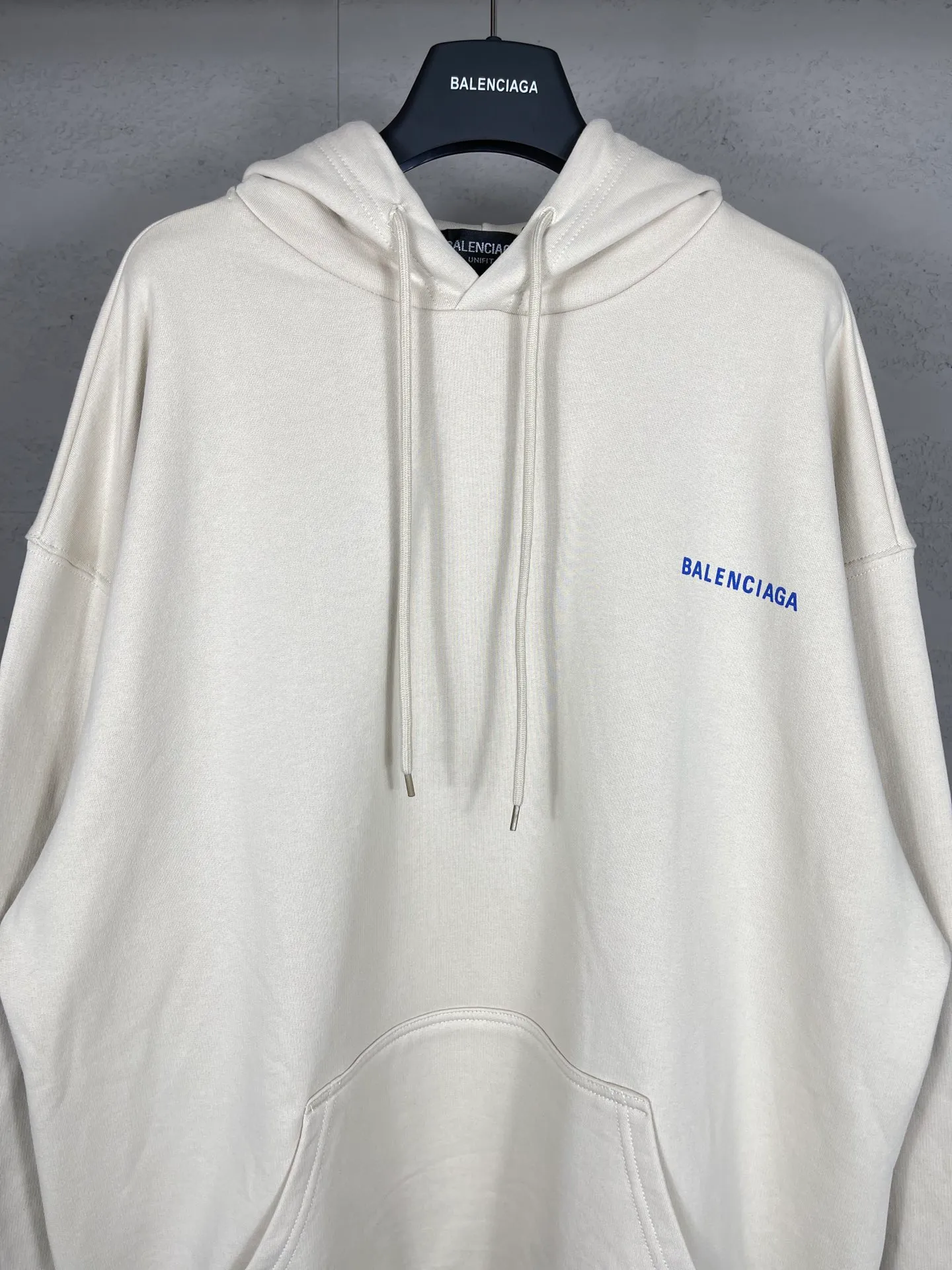 🅿️290 real photos [Top version. Official website quality] BALENCI*GA/Paris#Classic style. Classic letter printed hooded sweatshirt on the front and back. Brick cabinet synchronized. Welcome to compare! The fabric is made of Paris ZP custom-woven and dyed cotton terry sweatshirt. The weight is 450 grams. The cloth surface is clean. The cloth pattern is clear, soft and comfortable. The threads are dyed with no color difference. The classic pattern is printed with environmentally friendly imported materials, precision printing screen, the letters are clear, the effect is three-dimensional, and the brick cabinet is restored. The version adopts OS loose shoulder design. Same style for men and women. Coding: BL238026 Color: black, beige, blue Size: XS S M L