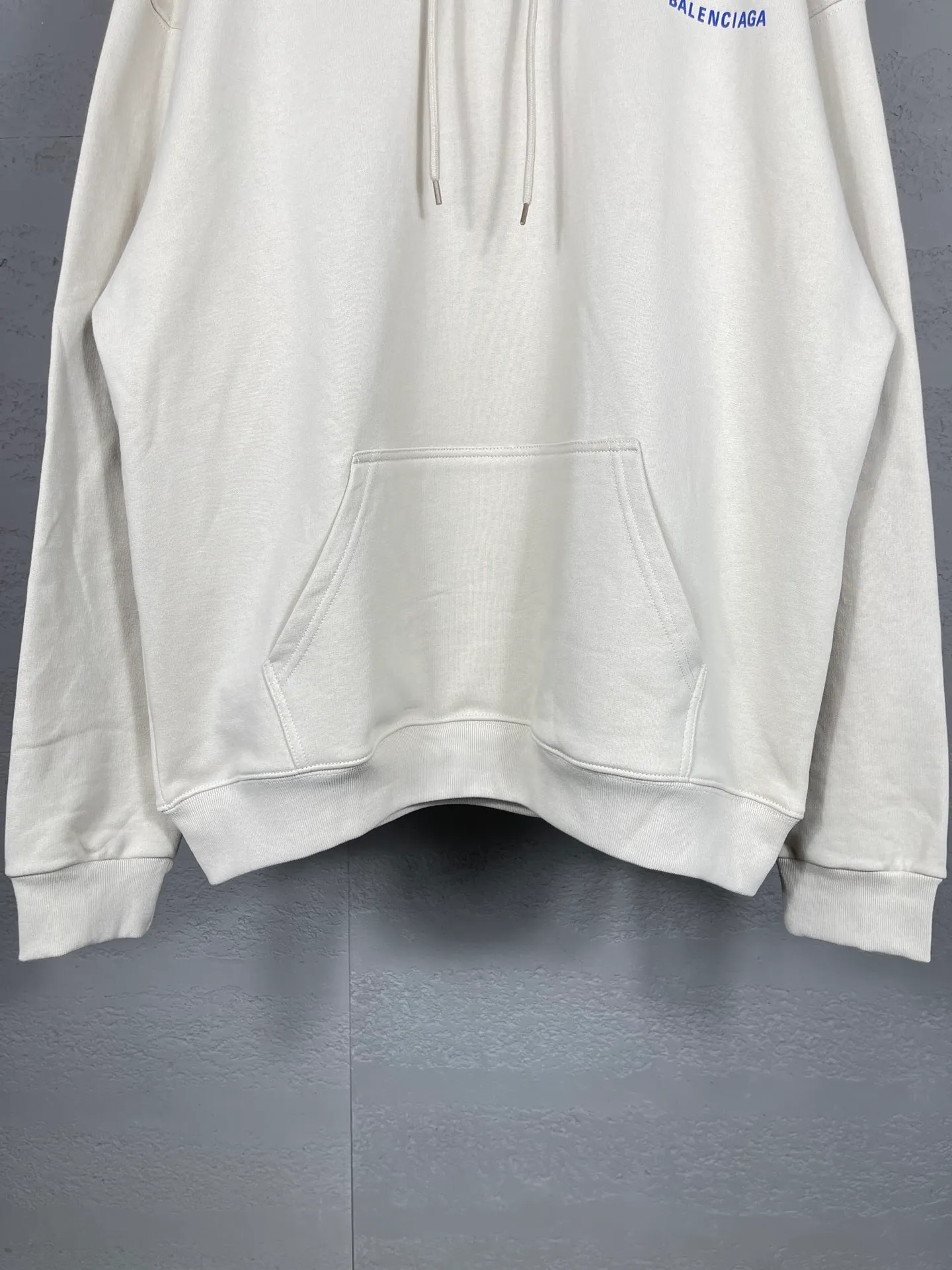 🅿️290 real photos [Top version. Official website quality] BALENCI*GA/Paris#Classic style. Classic letter printed hooded sweatshirt on the front and back. Brick cabinet synchronized. Welcome to compare! The fabric is made of Paris ZP custom-woven and dyed cotton terry sweatshirt. The weight is 450 grams. The cloth surface is clean. The cloth pattern is clear, soft and comfortable. The threads are dyed with no color difference. The classic pattern is printed with environmentally friendly imported materials, precision printing screen, the letters are clear, the effect is three-dimensional, and the brick cabinet is restored. The version adopts OS loose shoulder design. Same style for men and women. Coding: BL238026 Color: black, beige, blue Size: XS S M L