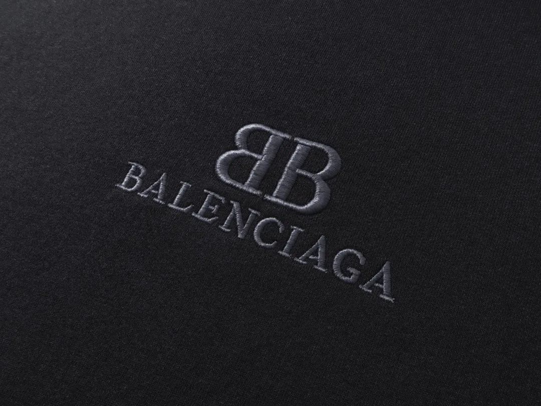 🅿️350 real photos [Top version. Official website quality] BALENCI*GA/Paris BALENCI*GA# New model, classic LOGO embroidery, washed, frayed and damaged hem, greatly distressed hooded sweatshirt. Brick cabinet synchronization. The worn and worn ZP is the same, welcome to compare. The fabric is made of Paris ZP custom-woven and dyed cotton terry Davidson. The weight is 460 grams. The cloth surface is clean. The cloth pattern is clear. Soft and comfortable. The color fastness is good. It is not easy to change color. The threads are woven and dyed with no color difference. The embroidery uses a Tajima embroidery machine, the letters are three-dimensional, the garment is washed and worn, and the hem is worn and worn in all directions, extra heavy craftsmanship. Comparisons welcome. Restore brick cabinet. The version adopts OS loose shoulder style. Same style for men and women. Code: BL238951 Color: Black Size: XS S M L