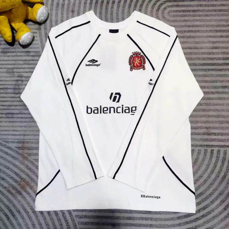 The top version of Balenciaga, Manchester United 24s spliced jersey, limited long sleeves, 380 grams weight, different from the low weight on the market, the os version is really charming, Balenciaga is really the best, each season's new version is the ultimate, very wearable, casual wear, 100% cotton, using 26 double yarns Made of imported knitted carded cotton, the thickness is moderate, drapey and contoured, and the upper body is comfortable!! It is very tolerant for fat body types, and you can lose five pounds instantly when wearing it! Front panel splicing elements embroidery imported Tajima high-density heavy-duty embroidery technology. The font is three-dimensional and full. The back panel and front panel are made of direct-injection digital printing environmentally friendly glue material, mechanized printing process. Mechanical printing has high precision, high positioning accuracy and strong quality stability. The neck strap is made of pure cotton and is one-piece. There is no color difference. The oversize version has become the focus of the trend in the past two years. The progressive fashion of the times also needs fresh elements and the blood impact of trendy designs to continue its glory! It is very fashionable to wear inside and outside, a must-have for high street travel. Color: White Black Size: XS-L P:360