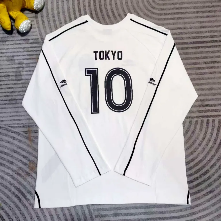 The top version of Balenciaga, Manchester United 24s spliced jersey, limited long sleeves, 380 grams weight, different from the low weight on the market, the os version is really charming, Balenciaga is really the best, each season's new version is the ultimate, very wearable, casual wear, 100% cotton, using 26 double yarns Made of imported knitted carded cotton, the thickness is moderate, drapey and contoured, and the upper body is comfortable!! It is very tolerant for fat body types, and you can lose five pounds instantly when wearing it! Front panel splicing elements embroidery imported Tajima high-density heavy-duty embroidery technology. The font is three-dimensional and full. The back panel and front panel are made of direct-injection digital printing environmentally friendly glue material, mechanized printing process. Mechanical printing has high precision, high positioning accuracy and strong quality stability. The neck strap is made of pure cotton and is one-piece. There is no color difference. The oversize version has become the focus of the trend in the past two years. The progressive fashion of the times also needs fresh elements and the blood impact of trendy designs to continue its glory! It is very fashionable to wear inside and outside, a must-have for high street travel. Color: White Black Size: XS-L P:360