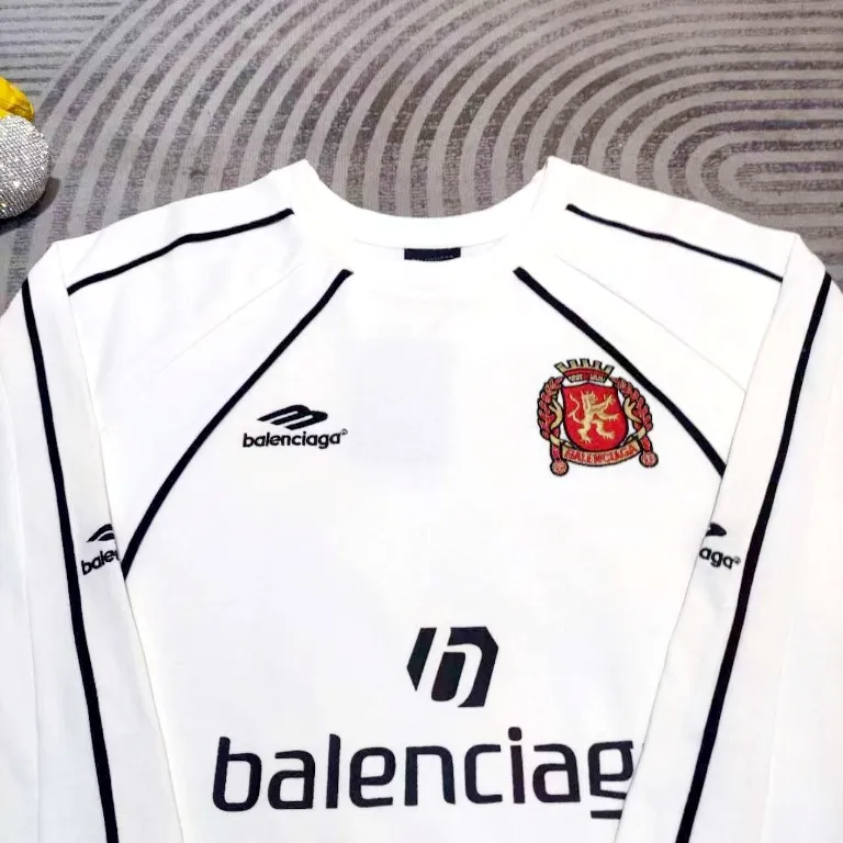 The top version of Balenciaga, Manchester United 24s spliced jersey, limited long sleeves, 380 grams weight, different from the low weight on the market, the os version is really charming, Balenciaga is really the best, each season's new version is the ultimate, very wearable, casual wear, 100% cotton, using 26 double yarns Made of imported knitted carded cotton, the thickness is moderate, drapey and contoured, and the upper body is comfortable!! It is very tolerant for fat body types, and you can lose five pounds instantly when wearing it! Front panel splicing elements embroidery imported Tajima high-density heavy-duty embroidery technology. The font is three-dimensional and full. The back panel and front panel are made of direct-injection digital printing environmentally friendly glue material, mechanized printing process. Mechanical printing has high precision, high positioning accuracy and strong quality stability. The neck strap is made of pure cotton and is one-piece. There is no color difference. The oversize version has become the focus of the trend in the past two years. The progressive fashion of the times also needs fresh elements and the blood impact of trendy designs to continue its glory! It is very fashionable to wear inside and outside, a must-have for high street travel. Color: White Black Size: XS-L P:360