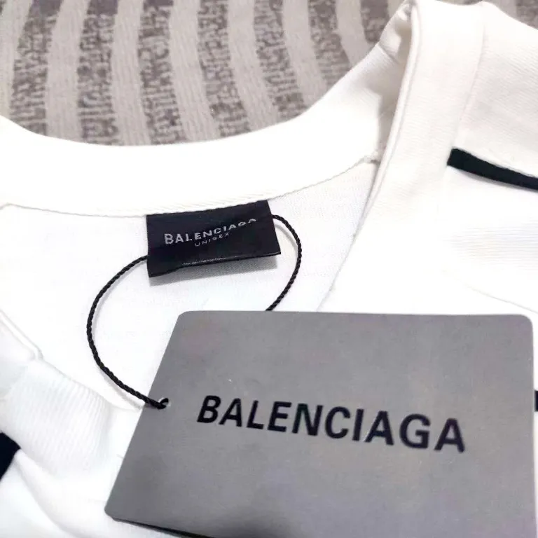 The top version of Balenciaga, Manchester United 24s spliced jersey, limited long sleeves, 380 grams weight, different from the low weight on the market, the os version is really charming, Balenciaga is really the best, each season's new version is the ultimate, very wearable, casual wear, 100% cotton, using 26 double yarns Made of imported knitted carded cotton, the thickness is moderate, drapey and contoured, and the upper body is comfortable!! It is very tolerant for fat body types, and you can lose five pounds instantly when wearing it! Front panel splicing elements embroidery imported Tajima high-density heavy-duty embroidery technology. The font is three-dimensional and full. The back panel and front panel are made of direct-injection digital printing environmentally friendly glue material, mechanized printing process. Mechanical printing has high precision, high positioning accuracy and strong quality stability. The neck strap is made of pure cotton and is one-piece. There is no color difference. The oversize version has become the focus of the trend in the past two years. The progressive fashion of the times also needs fresh elements and the blood impact of trendy designs to continue its glory! It is very fashionable to wear inside and outside, a must-have for high street travel. Color: White Black Size: XS-L P:360