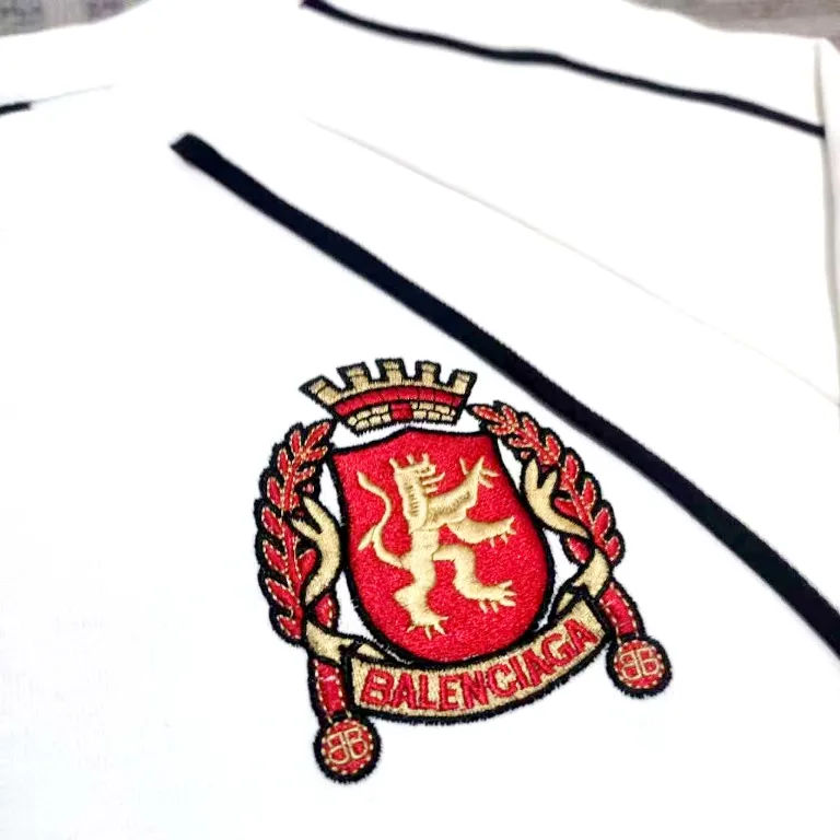 The top version of Balenciaga, Manchester United 24s spliced jersey, limited long sleeves, 380 grams weight, different from the low weight on the market, the os version is really charming, Balenciaga is really the best, each season's new version is the ultimate, very wearable, casual wear, 100% cotton, using 26 double yarns Made of imported knitted carded cotton, the thickness is moderate, drapey and contoured, and the upper body is comfortable!! It is very tolerant for fat body types, and you can lose five pounds instantly when wearing it! Front panel splicing elements embroidery imported Tajima high-density heavy-duty embroidery technology. The font is three-dimensional and full. The back panel and front panel are made of direct-injection digital printing environmentally friendly glue material, mechanized printing process. Mechanical printing has high precision, high positioning accuracy and strong quality stability. The neck strap is made of pure cotton and is one-piece. There is no color difference. The oversize version has become the focus of the trend in the past two years. The progressive fashion of the times also needs fresh elements and the blood impact of trendy designs to continue its glory! It is very fashionable to wear inside and outside, a must-have for high street travel. Color: White Black Size: XS-L P:360