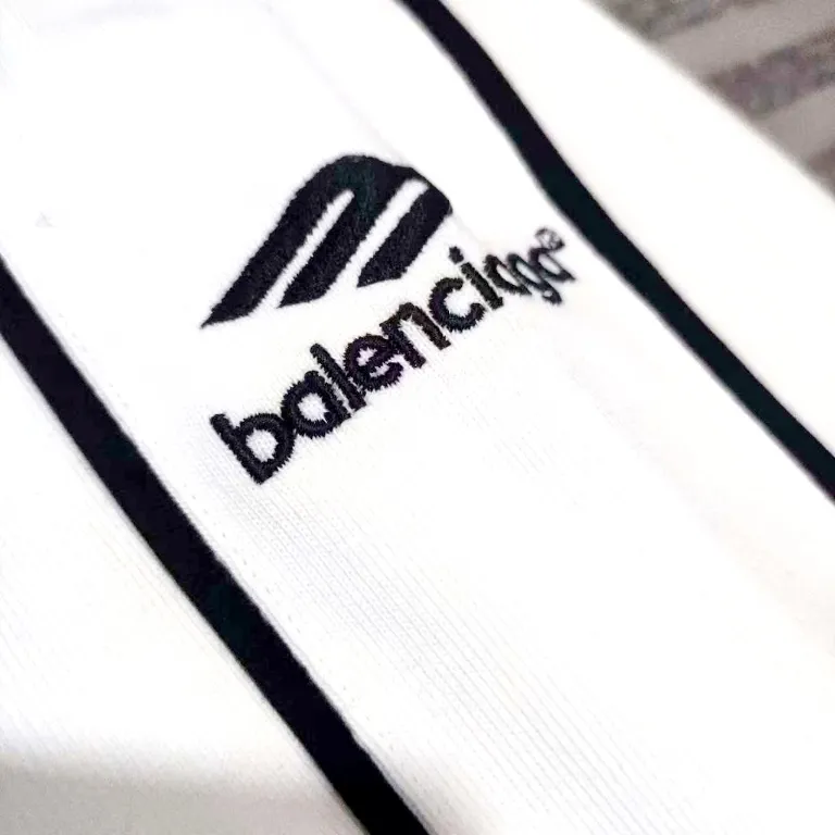 The top version of Balenciaga, Manchester United 24s spliced jersey, limited long sleeves, 380 grams weight, different from the low weight on the market, the os version is really charming, Balenciaga is really the best, each season's new version is the ultimate, very wearable, casual wear, 100% cotton, using 26 double yarns Made of imported knitted carded cotton, the thickness is moderate, drapey and contoured, and the upper body is comfortable!! It is very tolerant for fat body types, and you can lose five pounds instantly when wearing it! Front panel splicing elements embroidery imported Tajima high-density heavy-duty embroidery technology. The font is three-dimensional and full. The back panel and front panel are made of direct-injection digital printing environmentally friendly glue material, mechanized printing process. Mechanical printing has high precision, high positioning accuracy and strong quality stability. The neck strap is made of pure cotton and is one-piece. There is no color difference. The oversize version has become the focus of the trend in the past two years. The progressive fashion of the times also needs fresh elements and the blood impact of trendy designs to continue its glory! It is very fashionable to wear inside and outside, a must-have for high street travel. Color: White Black Size: XS-L P:360