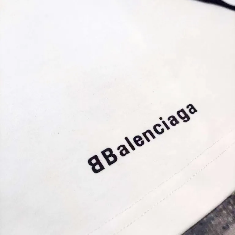 The top version of Balenciaga, Manchester United 24s spliced jersey, limited long sleeves, 380 grams weight, different from the low weight on the market, the os version is really charming, Balenciaga is really the best, each season's new version is the ultimate, very wearable, casual wear, 100% cotton, using 26 double yarns Made of imported knitted carded cotton, the thickness is moderate, drapey and contoured, and the upper body is comfortable!! It is very tolerant for fat body types, and you can lose five pounds instantly when wearing it! Front panel splicing elements embroidery imported Tajima high-density heavy-duty embroidery technology. The font is three-dimensional and full. The back panel and front panel are made of direct-injection digital printing environmentally friendly glue material, mechanized printing process. Mechanical printing has high precision, high positioning accuracy and strong quality stability. The neck strap is made of pure cotton and is one-piece. There is no color difference. The oversize version has become the focus of the trend in the past two years. The progressive fashion of the times also needs fresh elements and the blood impact of trendy designs to continue its glory! It is very fashionable to wear inside and outside, a must-have for high street travel. Color: White Black Size: XS-L P:360