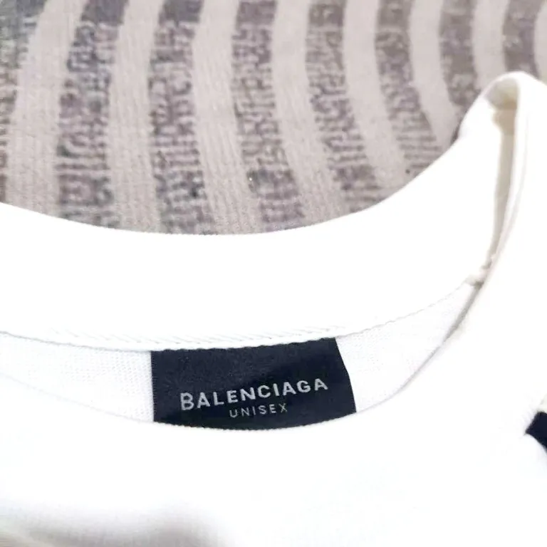 The top version of Balenciaga, Manchester United 24s spliced jersey, limited long sleeves, 380 grams weight, different from the low weight on the market, the os version is really charming, Balenciaga is really the best, each season's new version is the ultimate, very wearable, casual wear, 100% cotton, using 26 double yarns Made of imported knitted carded cotton, the thickness is moderate, drapey and contoured, and the upper body is comfortable!! It is very tolerant for fat body types, and you can lose five pounds instantly when wearing it! Front panel splicing elements embroidery imported Tajima high-density heavy-duty embroidery technology. The font is three-dimensional and full. The back panel and front panel are made of direct-injection digital printing environmentally friendly glue material, mechanized printing process. Mechanical printing has high precision, high positioning accuracy and strong quality stability. The neck strap is made of pure cotton and is one-piece. There is no color difference. The oversize version has become the focus of the trend in the past two years. The progressive fashion of the times also needs fresh elements and the blood impact of trendy designs to continue its glory! It is very fashionable to wear inside and outside, a must-have for high street travel. Color: White Black Size: XS-L P:360